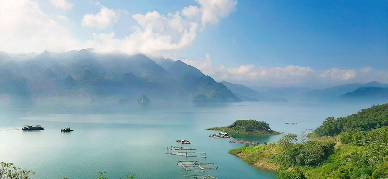 Most visitors reach Da Bac from Hanoi by private car (Source: Collected)