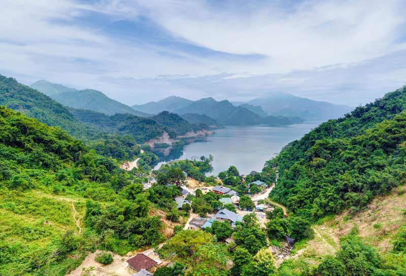 The journey to Da Bac passes through mountain roads and rural lake scenery (Source: MIA)