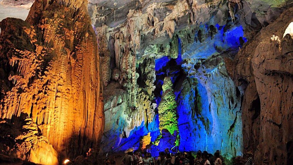 Bên trong động Tiên Phi