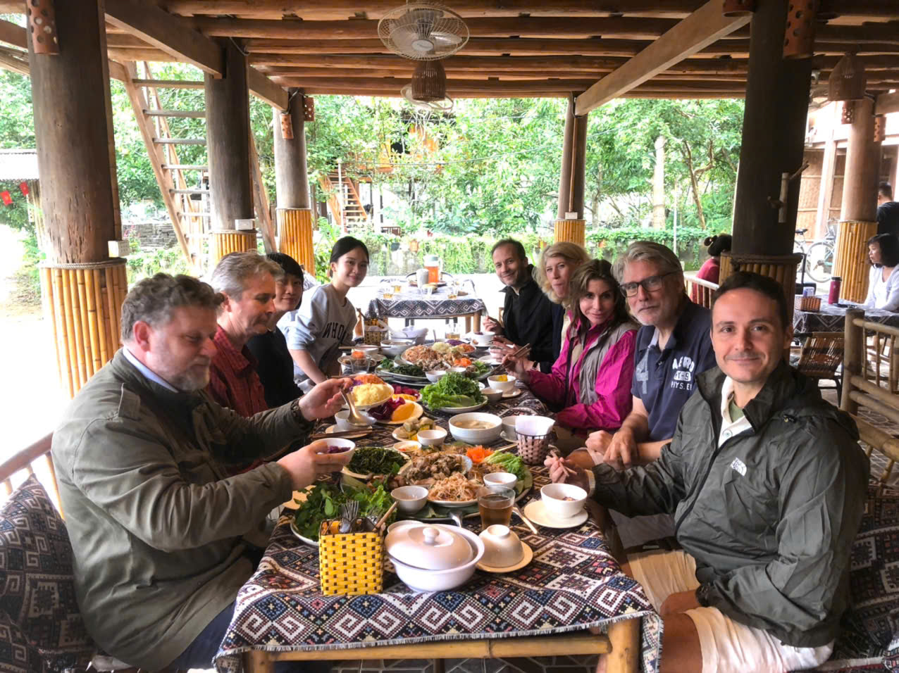 Trải nghiệm ẩm thực Mai Châu cùng du khách quốc tế. Trải nghiệm ẩm thực Mai Châu cùng du khách quốc tế.