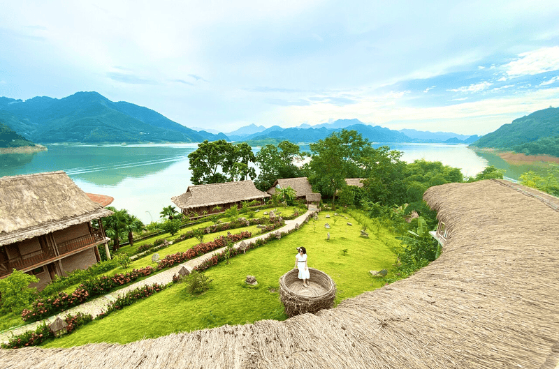 Mai Chau Hideaway Lake Resort cung cấp xe đưa đón giúp du khách dễ dàng di chuyển từ Hà Nội đến khu vực Mai Châu và Lũng Vân