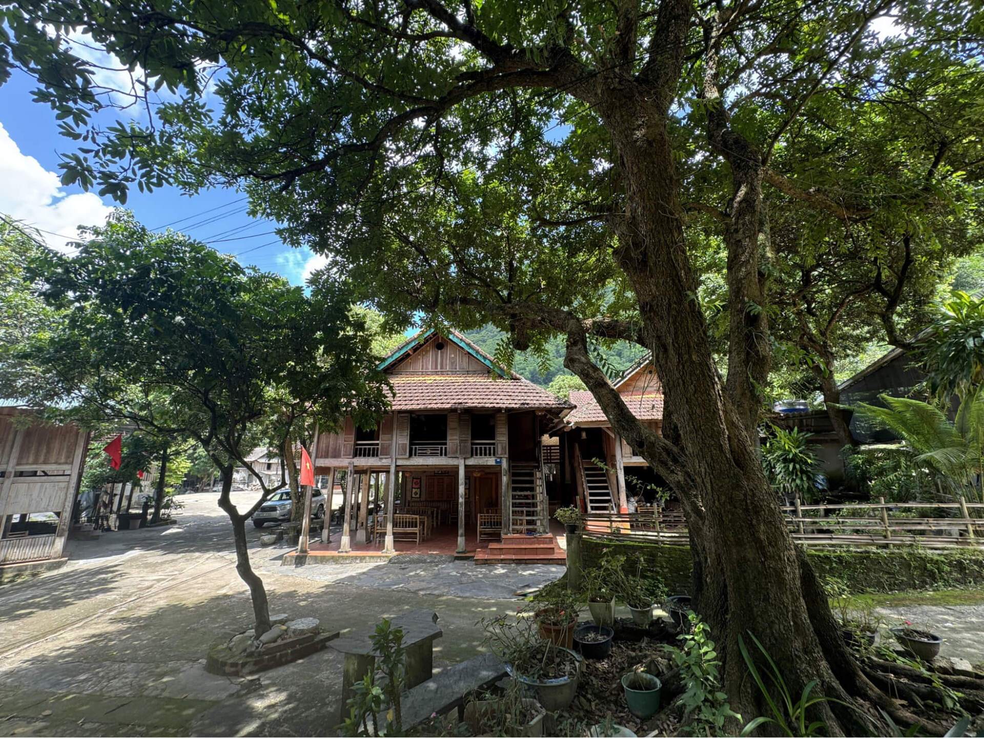 Những ngôi nhà sàn truyền thống ấm cúng, bình dị ở bản Văn Những ngôi nhà sàn truyền thống ấm cúng, bình dị ở bản Văn