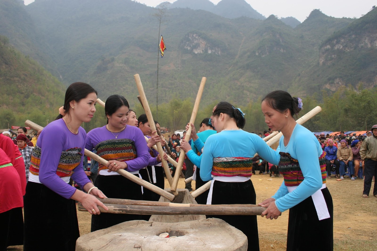 Tham gia các lễ hội truyền thống tại bản Bước Tham gia các lễ hội truyền thống tại bản Bước