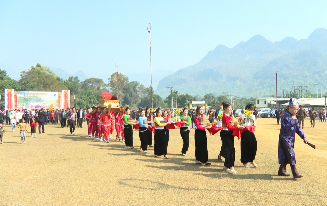Đoàn rước của lễ hội Xên Mường Mai Châu Đoàn rước của lễ hội Xên Mường Mai Châu