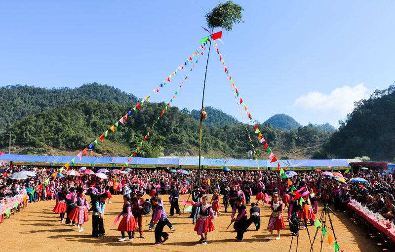 Cây nêu trong lễ hội gửi gắm nhiều ước nguyện của người dân Mai Châu Cây nêu trong lễ hội gửi gắm nhiều ước nguyện của người dân Mai Châu