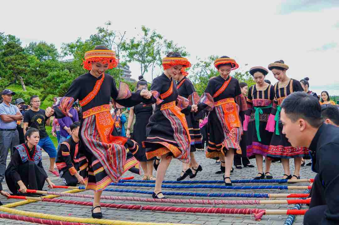 Rộn ràng điệu múa sạp trong các lễ hội Mai Châu Rộn ràng điệu múa sạp trong các lễ hội Mai Châu