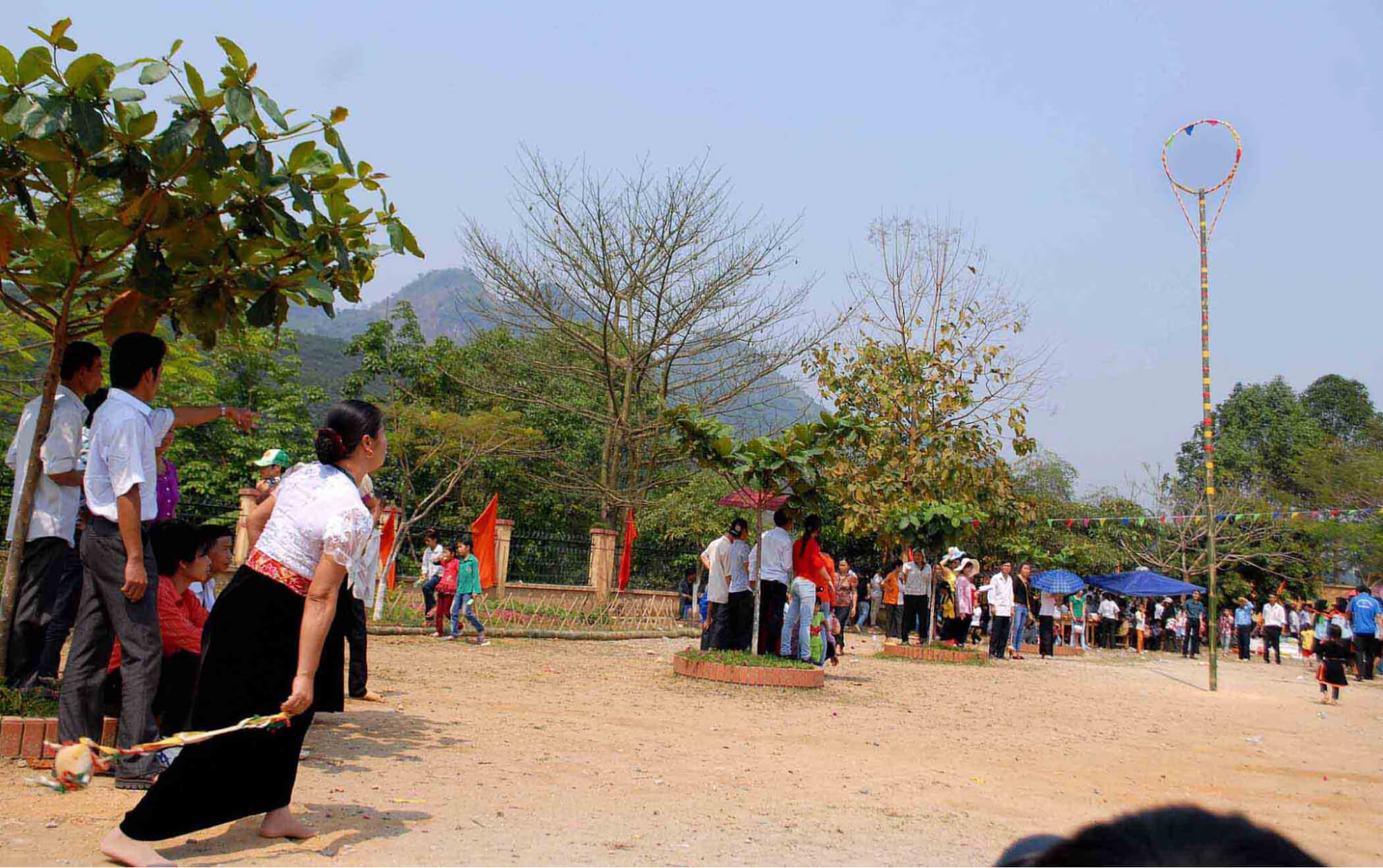 Trò chơi dân gian ném còn - nét đẹp lễ hội vùng cao Trò chơi dân gian ném còn - nét đẹp lễ hội vùng cao