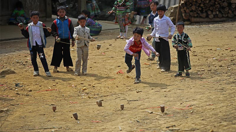 Thú vị trò chơi ném cù của người Mông Thú vị trò chơi ném cù của người Mông