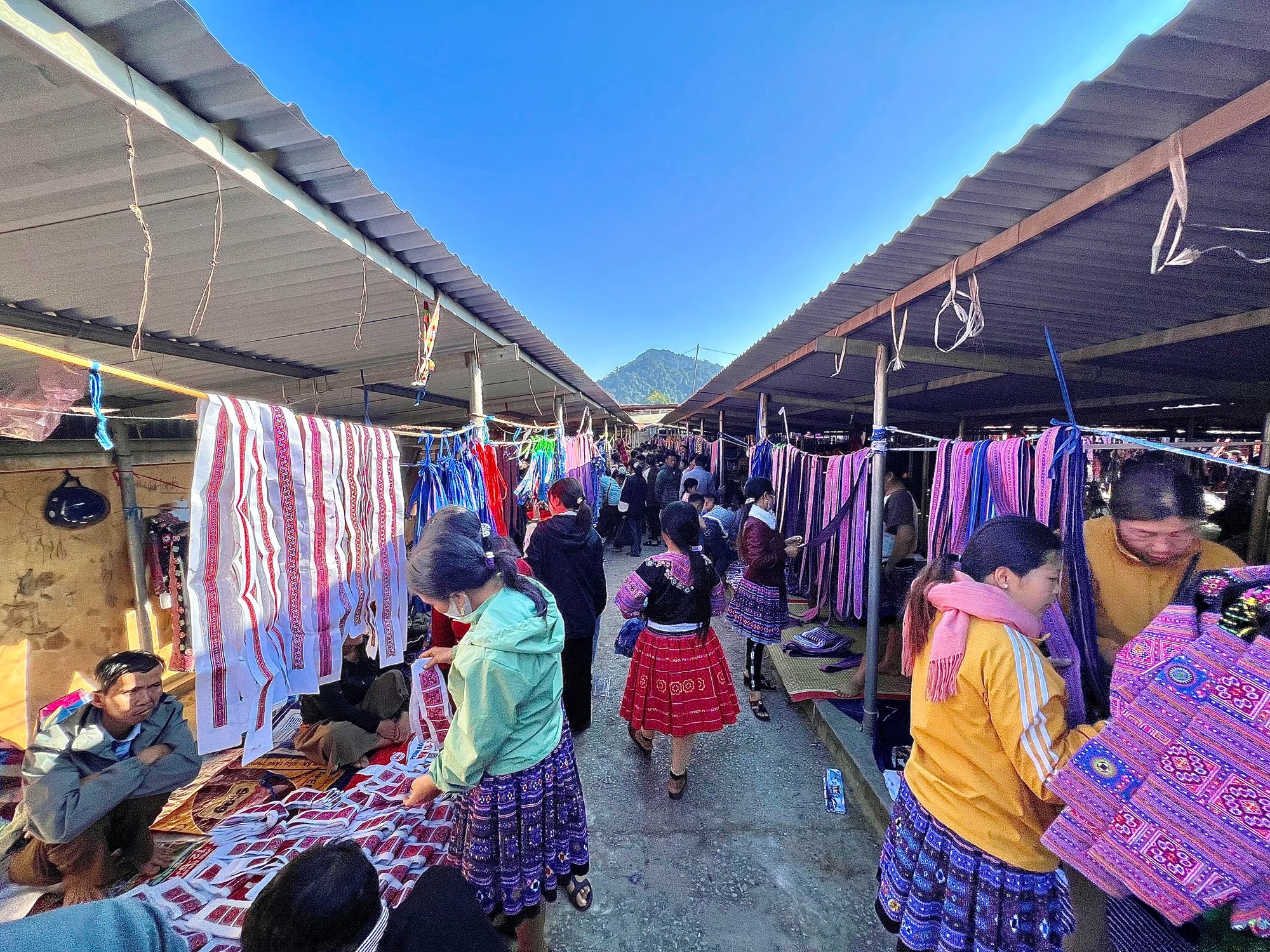 Khung cảnh nhộn nhịp tại chợ phiên Pà Cò Khung cảnh nhộn nhịp tại chợ phiên Pà Cò