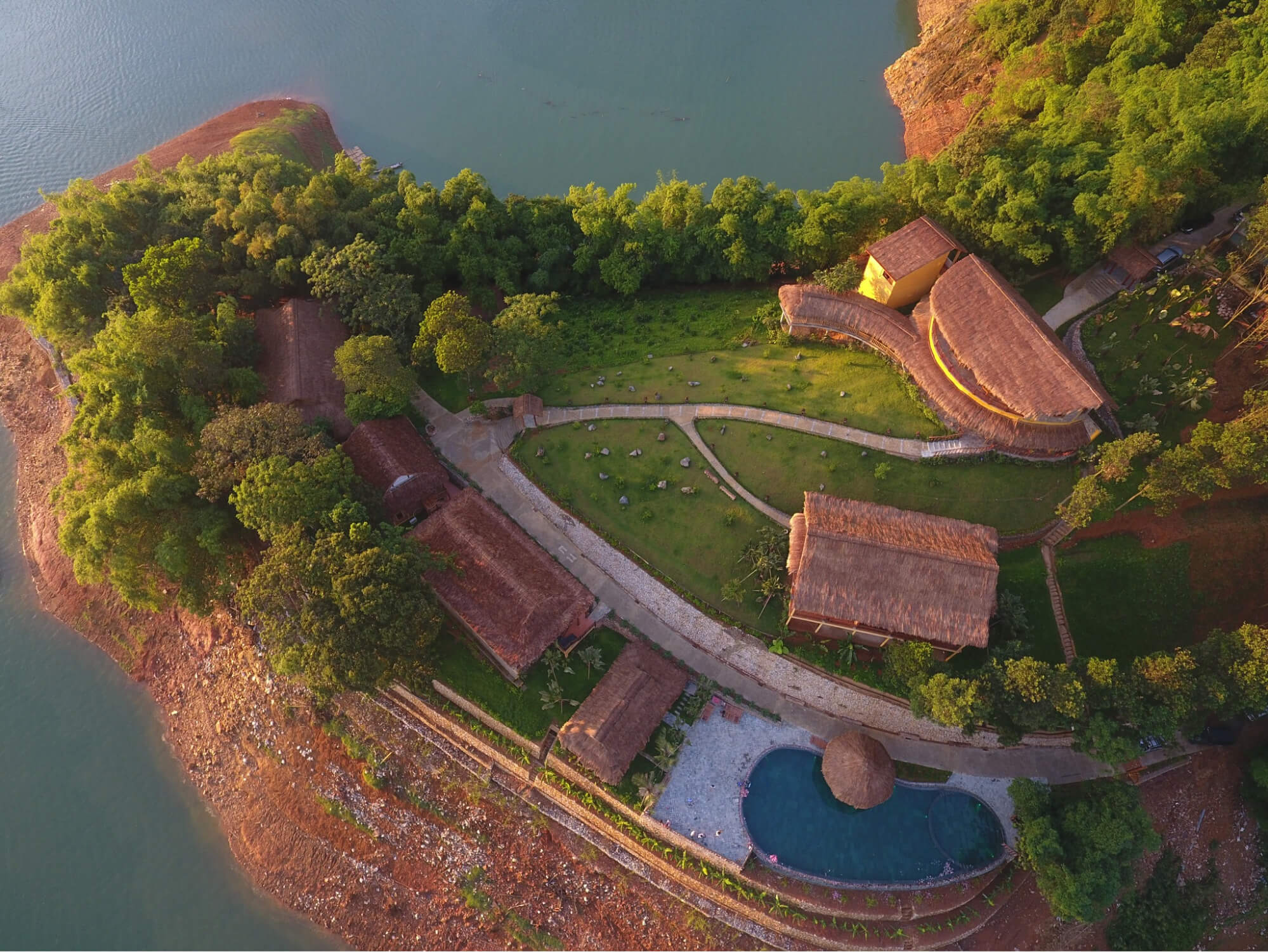 Mai Chau Hideaway Lake Resort với view nhìn thẳng ra hồ Hòa Bình Mai Chau Hideaway Lake Resort với view nhìn thẳng ra hồ Hòa Bình