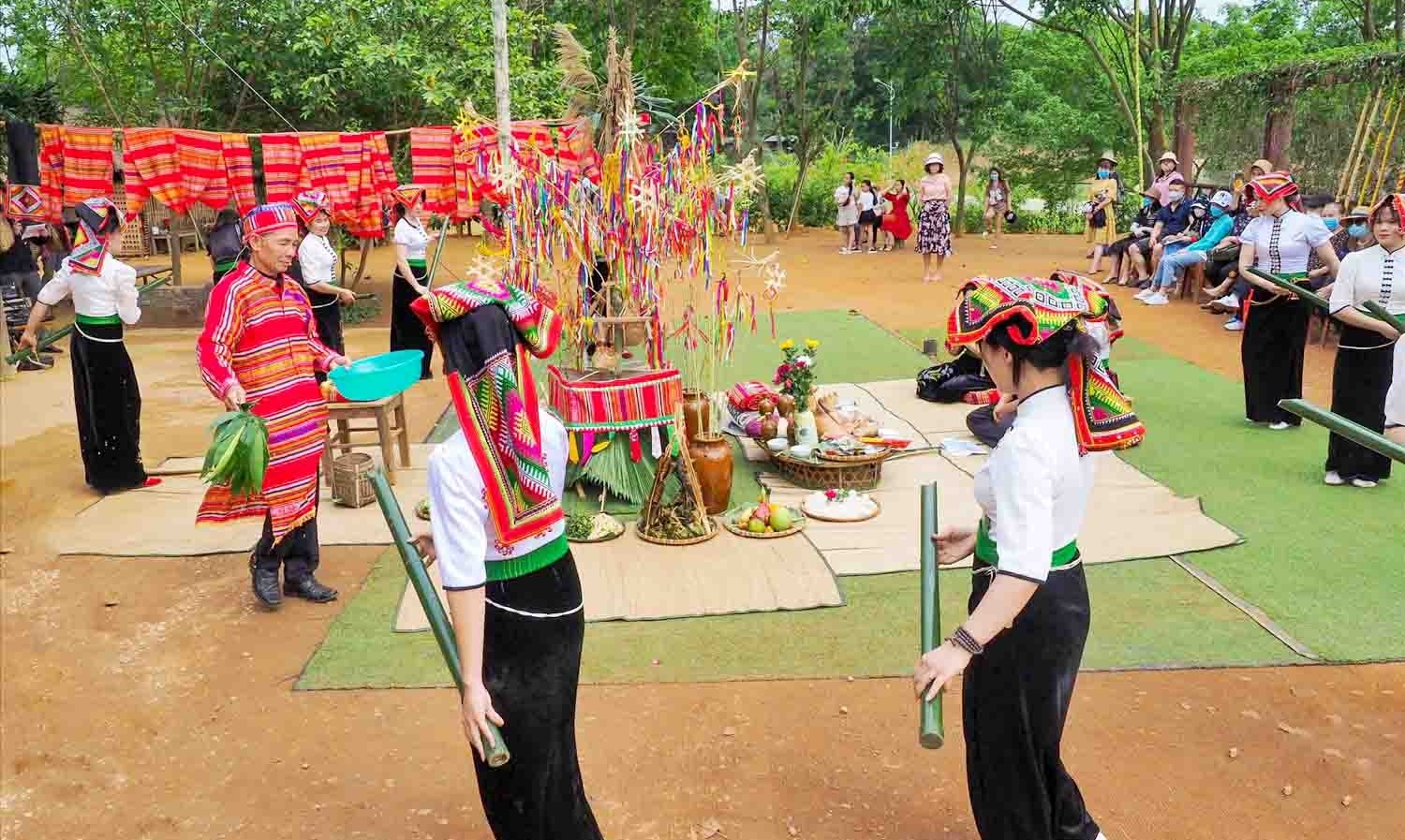 Tham gia lễ hội cầu mưa của người Thái Mai Châu Tham gia lễ hội cầu mưa của người Thái Mai Châu