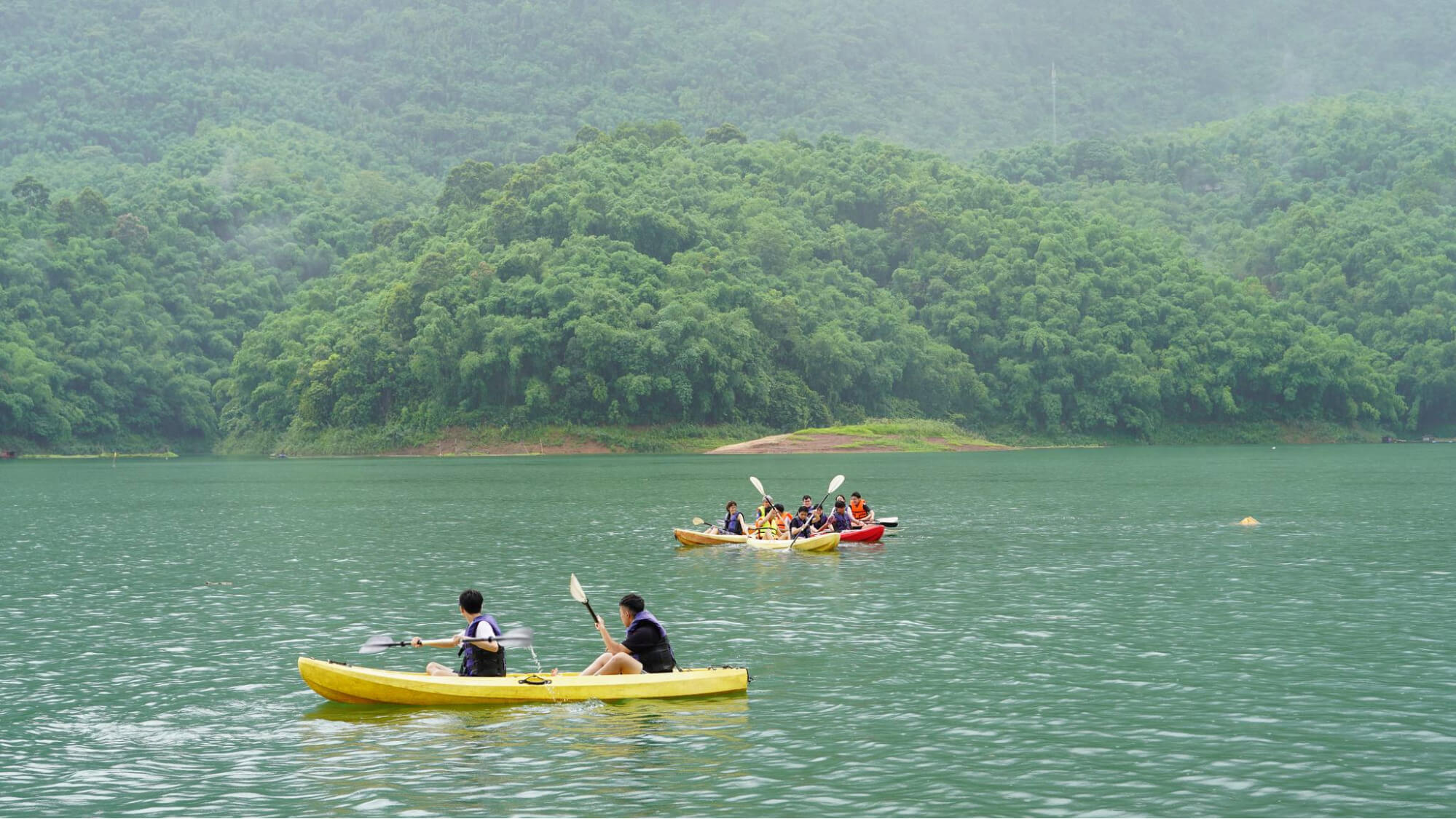 Trải nghiệm chèo thuyền kayak trên hồ Hòa Bình ở Mai Chau Hideaway Trải nghiệm chèo thuyền kayak trên hồ Hòa Bình ở Mai Chau Hideaway