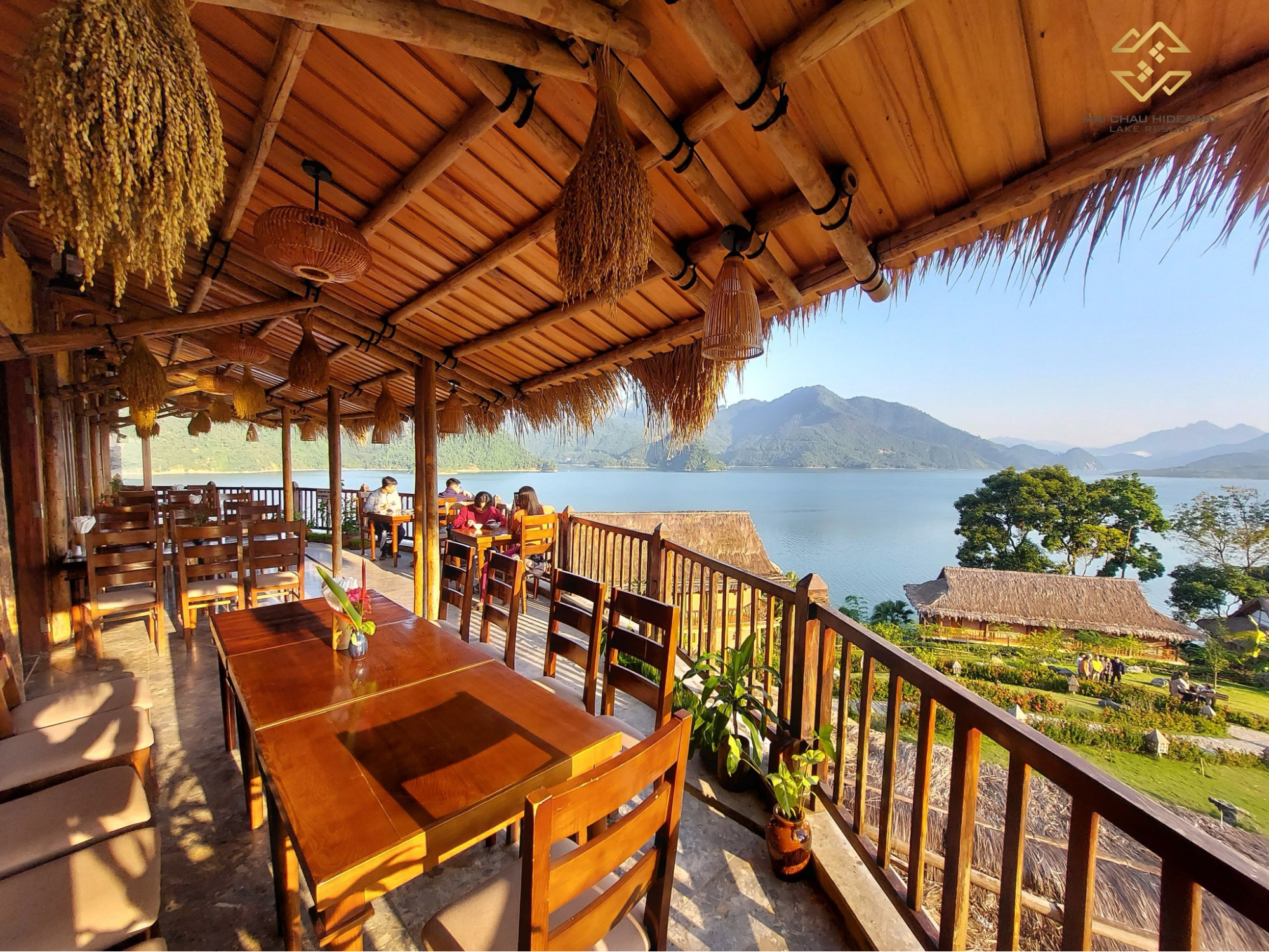 Nhà hàng của Mai Chau Hideaway Lake Resort chuyên phục vụ các món ăn đặc sản địa phương Nhà hàng của Mai Chau Hideaway Lake Resort chuyên phục vụ các món ăn đặc sản địa phương