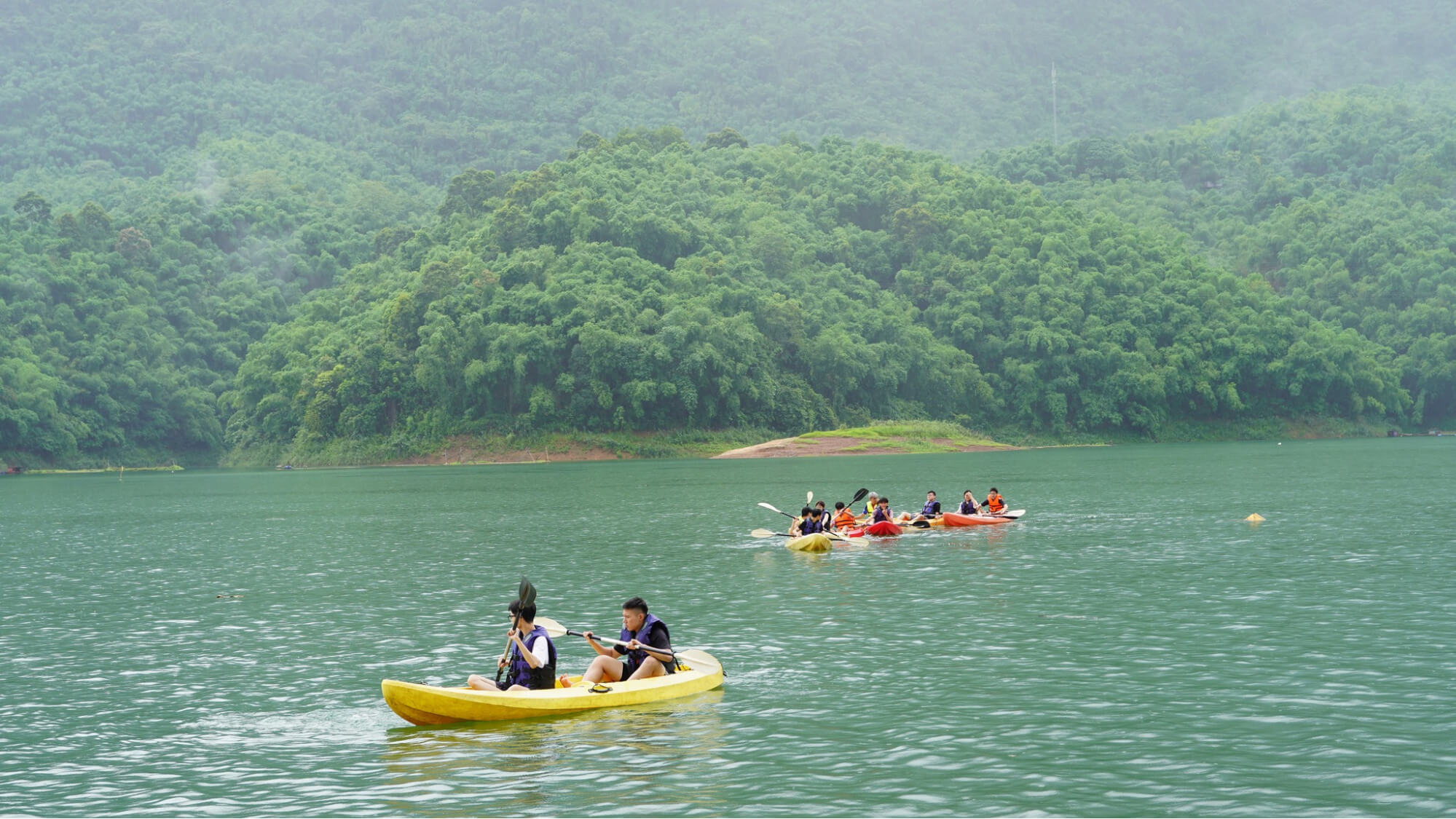 Chèo thuyền kayak trên hồ Hòa Bình Chèo thuyền kayak trên hồ Hòa Bình