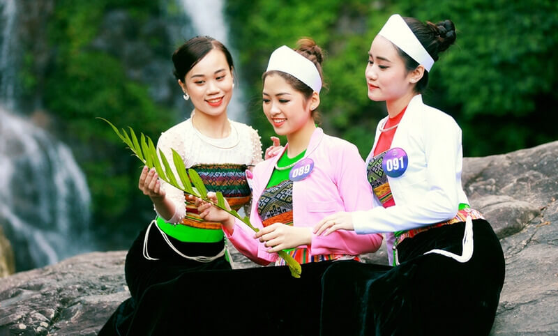 Người Mường thường ưa chuộng trang sức bằng bạc Người Mường thường ưa chuộng trang sức bằng bạc