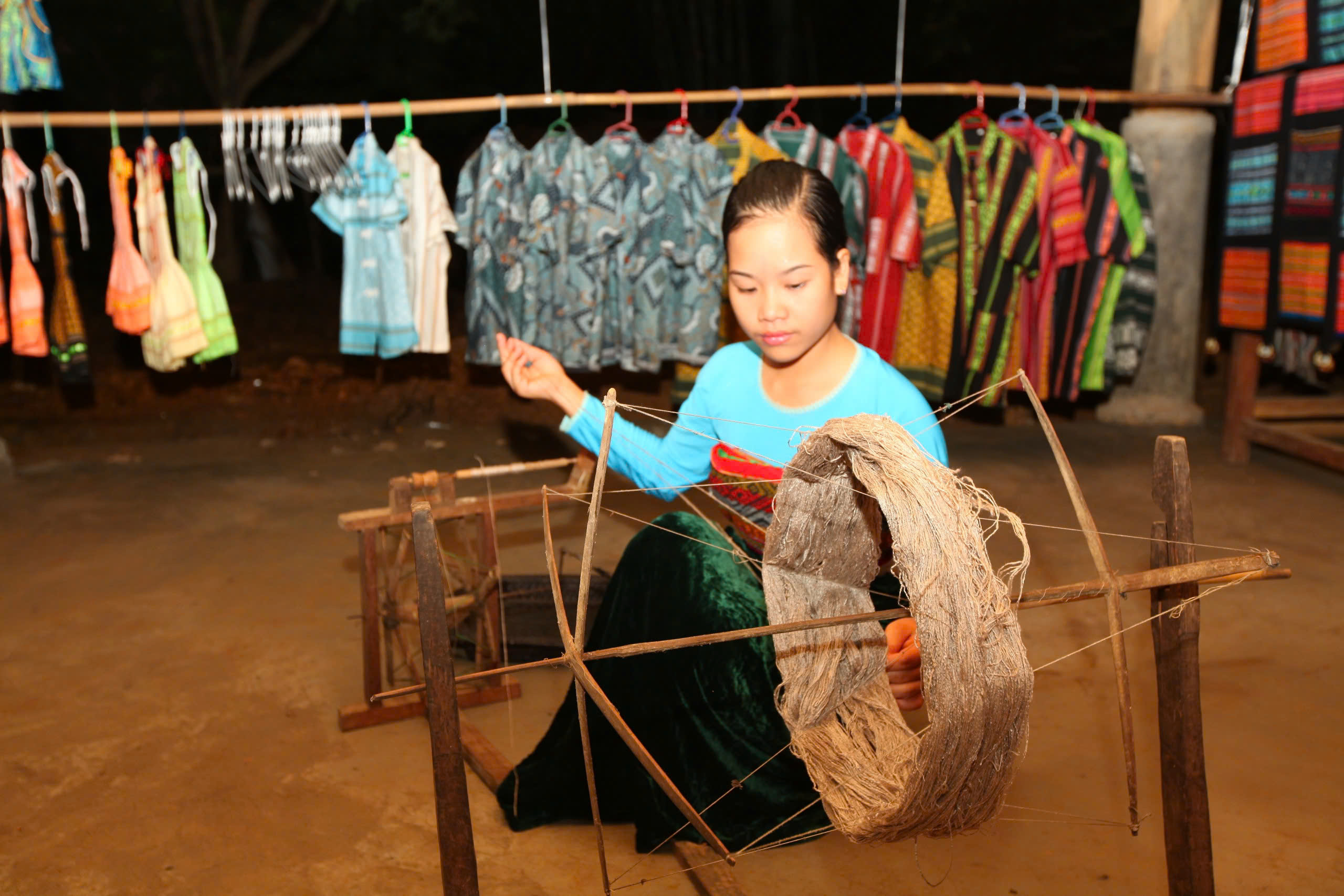 Hòa mình vào cuộc sống thường ngày của người Thái và H’Mông Hòa mình vào cuộc sống thường ngày của người Thái và H’Mông