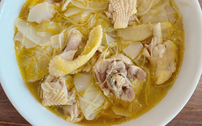 Măng chua nấu thịt gà (Nguồn: Dân Việt) Măng chua nấu thịt gà (Nguồn: Dân Việt)