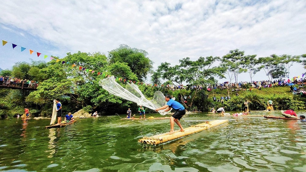 Hoạt động đánh bắt cá truyền thống tại lễ hội cá tôm sông Đà (Nguồn: Báo ảnh Dân tộc và Miền núi) Hoạt động đánh bắt cá truyền thống tại lễ hội cá tôm sông Đà (Nguồn: Báo ảnh Dân tộc và Miền núi)