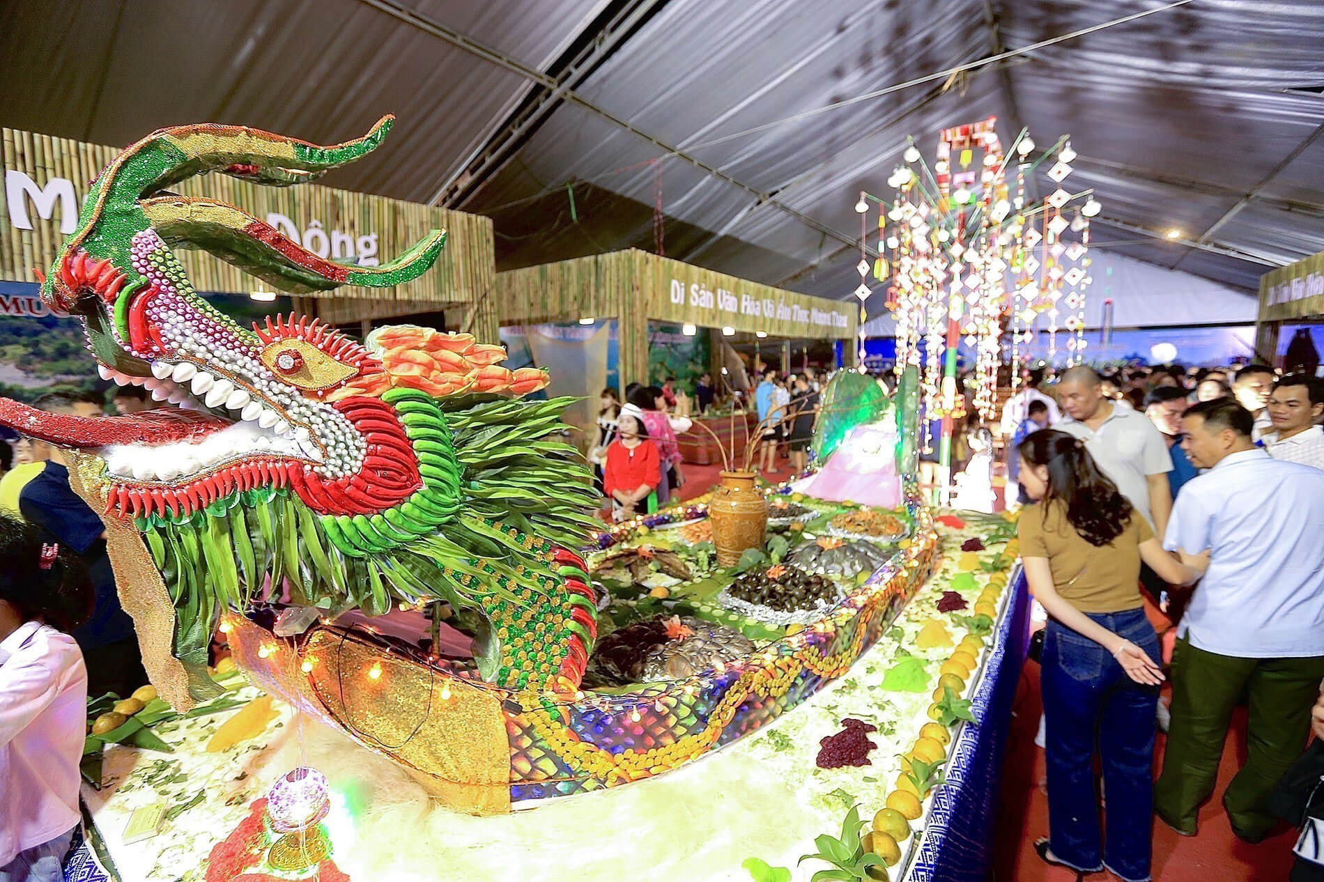 Tham gia chế biến và thưởng thức các món ăn từ cá trong lễ hội (Nguồn: Thể thao & Văn hóa) Tham gia chế biến và thưởng thức các món ăn từ cá trong lễ hội (Nguồn: Thể thao & Văn hóa)