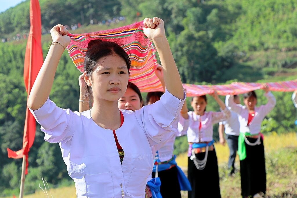Các cô gái bắc vải mời thần linh về trong buổi diễn tấu cồng chiêng Mường Các cô gái bắc vải mời thần linh về trong buổi diễn tấu cồng chiêng Mường