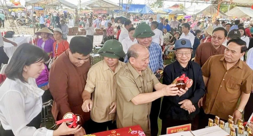 Du khách thích thú trước các sản phẩm OCOP được bày bán trong phiên chợ Du khách thích thú trước các sản phẩm OCOP được bày bán trong phiên chợ
