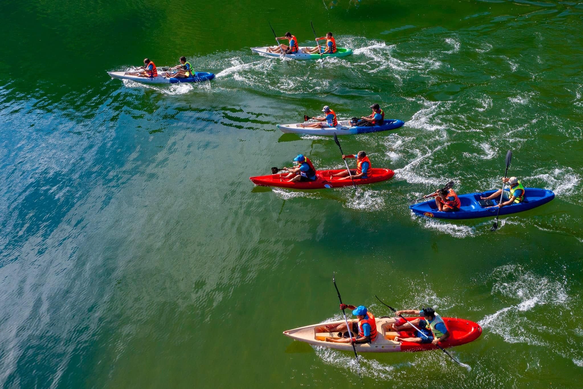 Chèo thuyền kayak trên hồ Hòa Bình (Nguồn: Báo Lao động) Chèo thuyền kayak trên hồ Hòa Bình (Nguồn: Báo Lao động)