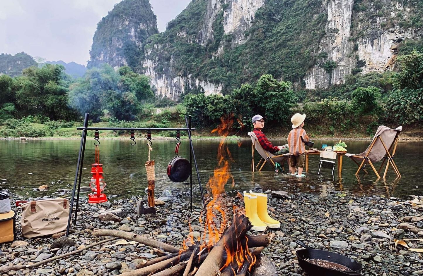 Cắm trại giữa núi rừng cùng bạn bè (Nguồn: Traveloka) Cắm trại giữa núi rừng cùng bạn bè (Nguồn: Traveloka)
