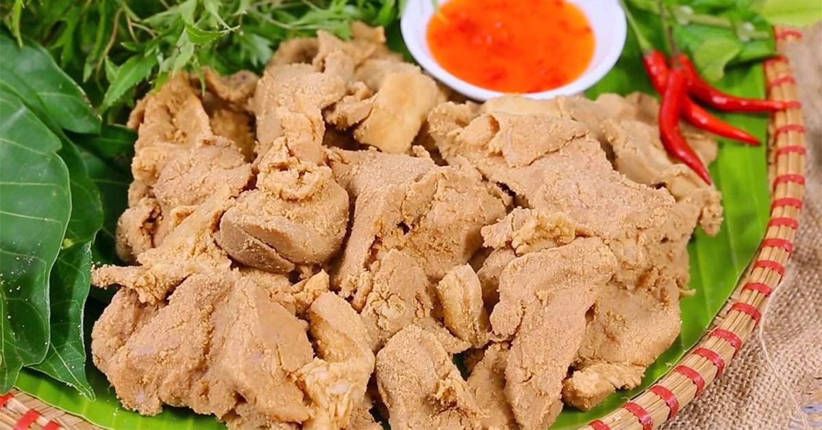 Thưởng thức thịt lợn muối chua Mai Châu: Món ngon không thể bỏ qua Mai Châu hấp dẫn du khách không chỉ bởi phong cảnh hữu tình mà còn bởi những món ăn mang hương vị độc đáo. Trong đó, thịt lợn muối chua là một món ăn mà bất cứ ai khi đặt chân đến vùng đất này cũng nên thử một lần. Vậy điều gì đã tạo nên sức hấp dẫn đặc biệt của món ăn này? Hãy cùng khám phá câu trả lời trong bài viết dưới đây nhé! Thịt lợn muối chua được nhiều người yêu thích vì điều gì? Thịt lợn muối chua được nhiều người yêu thích vì điều gì? Thịt lợn muối chua - một món đặc sản của vùng đất Mai Châu đã chinh phục biết bao thực khách bởi hương vị độc đáo và cách chế biến cầu kỳ. Bí quyết của món ăn này nằm ở sự kết hợp hài hòa giữa những nguyên liệu tươi ngon và quá trình lên men tự nhiên. Thịt lợn tươi được chọn lọc kỹ càng, kết hợp với gạo rang thơm lừng, muối tinh khiết và các loại gia vị đặc trưng của vùng núi. Chính sự kết hợp này đã tạo nên một hương vị chua nhẹ, mặn mà, hòa quyện với vị ngọt tự nhiên của thịt, mang đến một trải nghiệm ẩm thực khó quên. Xem thêm: Thưởng thức cơm lam Mai Châu - Đặc sản núi rừng Tây Bắc Câu chuyện xoay quanh thịt lợn muối chua Mai Châu Câu chuyện xoay quanh thịt lợn muối chua Mai Châu Thịt lợn muối chua không chỉ là một món ăn mà còn là một phần không thể thiếu trong văn hóa ẩm thực của người Mường. Vào những ngày đông giá lạnh, khi nguồn thực phẩm tươi sống trở nên khan hiếm, người Mường đã sáng tạo ra cách bảo quản thịt độc đáo bằng phương pháp muối thịt bằng các gia vị tự nhiên như muối, thính gạo… rồi ủ chua trong chum sành. Việc bảo quản thịt theo cách này không chỉ giúp người Mường có đủ thực phẩm dự trữ cho mùa đông mà còn tạo ra một món ăn đặc sản, mang đậm hương vị rừng. Thịt lợn muối chua đã trở thành món ăn không thể thiếu trong các dịp lễ tết, hội hè, cưới hỏi của người Mường. Món ăn này thường được bày biện trang trọng trên mâm cỗ, cùng với các món ăn truyền thống khác. Hương vị đậm đà, cay nồng của thịt lợn muối chua đã trở thành một biểu tượng của sự no ấm, sung túc trong cuộc sống của người dân. Không chỉ vậy, thịt lợn muối chua còn được dùng để tiếp đãi khách quý đến thăm nhà. Việc chiêu đãi khách bằng món ăn đặc sản này thể hiện sự trân trọng và lòng hiếu khách của người Mường. Các bước để làm thịt lợn muối chua Thịt lợn muối chua của Mai Châu có hương vị đặc trưng là mềm mọng, vị chua kết hợp với vị mặn mà của muối và mang đậm hương thơm của các loại rau rừng. Để làm được món thịt lợn muối chua chuẩn hương vị Mai Châu bạn hãy làm theo các bước sau: Chuẩn bị nguyên liệu Chuẩn bị nguyên liệu để làm thịt lợn muối Chuẩn bị nguyên liệu là bước đầu tiên và vô cùng quan trọng để có thể tạo nên hương vị đặc trưng của món thịt chua. Để có thể làm ra món ăn này, bạn cần chuẩn bị những nguyên liệu sau: Thịt ba chỉ: 500gr (Thịt lợn trong công thức của người Mường là thịt lợn lửng, nếu bạn không có loại thịt này thì có thể dùng thịt mông, nạc vai hoặc thịt thăn để thay thế). Thính gạo: 150gr. Lá ổi: 36 lá. Lá đinh lăng: 20 lá. Lá sung: 20 lá. Các loại gia vị: Muối, bột ngọt, đường, tiêu, tỏi, ớt. Sơ chế thịt lợn Sơ chế thịt lợn trước khi chế biến Sau khi mua thịt về, bạn hãy sơ chế thịt bằng cách rửa thịt với nước muối loãng. Để thịt sạch hơn, bạn có thể luộc sơ thịt với nước được pha một ít rượu trắng. Rượu có khả năng khử mùi, đánh bay mùi hôi vô cùng hiệu quả. Sau khi đã luộc qua thịt lợn, bạn hãy thái thịt thành những miếng có độ dày vừa phải hoặc cắt thịt thành hình con chì có độ dài bằng một ngón tay. Chuẩn bị thính gạo Chuẩn bị thính gạo Thính gạo để làm thịt lợn muối chua có thể được làm từ nhiều nguyên liệu khác nhau như gạo nếp, gạo tẻ, ngô, đậu xanh…. tùy thuộc vào khẩu vị của người thưởng thức. Tuy nhiên, theo công thức của người Mường thì bạn nên sử dụng gạo nếp vào gạo tẻ.Bạn hãy trộn gạo nếp và gạo tẻ theo tỉ lệ 50:50 rồi vo gạo thật sạch và ngâm gạo trong vào khoảng từ 4 đến 6 tiếng. Sau khi ngâm gạo, bạn hãy với gạo ra, để cho ráo nước rồi mới rang gạo trên lửa nhỏ. Bạn hãy nhớ rang gạo đều tay và sau khi gạo chuyển sang màu vàng sẫm thì tắt bếp. Đợi gạo nguội thì bạn có thể xay hoặc giã gạo để làm thính. Bạn nên giã thật nhỏ và mịn để thính có thể bám đều lên thịt. Ướp thịt và ủ thịt Ướp thịt và ủ thịt Bước tiếp theo để làm nên món thịt lợn muối chua trứ danh chính là khâu ướp thịt. Bạn hãy cho thịt vào một chiếc bát lớn, thêm nửa muỗng cà phê muối, nửa muỗng cà phê bột ngọt, thêm một chút đường, hạt tiêu theo khẩu vị của bạn. Sau đó cho thính gạo vừa giã vào và trộn đều lên. Trộn cho đến khi thính bám đều thịt là được. Bí quyết để làm nên vị chua thơm ngon của món thịt này chính là quá trình lên men tự nhiên. Thông thường người Mường sẽ gói thịt trong lá chuối để trong một cái bồ lớn và nén lại đem gác trên bếp củi ủ từ 1 - 2 tuần. Nếu muốn quá trình ủ chua diễn ra nhanh hơn thì có thể ủ thịt trong chum và đè nén thật chặt bằng một lớp lá ổi, lá đinh lăng và phủ bên trên là một lớp rơm sạch và một lớp lá dong, thịt sẽ lên men trong khoảng từ 3 - 4 ngày. Thưởng thức thịt lợn muối chua như thế nào mới chuẩn? Thưởng thức thịt lợn muối chua như thế nào mới chuẩn? Thưởng thức thịt lợn muối chua đúng điệu là cả một nghệ thuật. Để cảm nhận trọn vẹn hương vị đặc trưng của món ăn này, người ta thường ăn kèm với các loại lá như lá lốt, lá sung, lá đinh lăng. Sau khi chọn một chiếc lá vừa ý, bạn khéo léo gói một miếng thịt chua bên trong, cuộn tròn lại và đưa vào miệng. Vị mặn của muối tinh hòa quyện cùng vị chua thanh của thịt lên men, chút béo ngậy của mỡ heo và chút dai dai sần sật của phần bì tạo nên một bản giao hưởng độc đáo trong khoang miệng của bạn. Để tăng thêm phần hấp dẫn cho món ăn, người ta thường chấm thịt lợn muối chua với nước mắm chua ngọt. Nước mắm chua ngọt với vị chua thanh, ngọt dịu sẽ làm nổi bật hơn nữa hương vị đặc trưng của thịt. Sự kết hợp hoàn hảo này sẽ mang đến cho bạn một trải nghiệm ẩm thực khó quên. Những món ăn nào có thể ăn kèm với thịt lợn muối chua? Những món ăn nào có thể ăn kèm với thịt lợn muối chua? Thịt lợn muối chua là một món ăn độc đáo, mang đậm hương vị núi rừng. Để thưởng thức trọn vẹn món ăn này, bạn có thể kết hợp với nhiều món ăn khác nhau như: Cơm lam: Cơm lam là món ăn truyền thống của đồng bào dân tộc thiểu số miền núi phía Bắc. Hạt gạo nếp thơm lừng được gói trong ống tre, nướng trên bếp than hồng, khi chín tỏa ra mùi thơm nức mũi. Cơm lam dẻo thơm, bùi bùi kết hợp với vị chua cay của thịt lợn muối chua tạo nên một sự hòa quyện hoàn hảo. Rau rừng: Rau rừng là một trong những món ăn không thể thiếu khi thưởng thức thịt lợn muối chua. Những loại rau rừng như rau beo, rau tầm bóp, rau đốm, rau đu đủ, rau the hởi... không chỉ mang đến vị ngọt thanh mát mà còn giúp cân bằng vị chua, mặn của thịt. Xôi nếp nương: Xôi nếp nương dẻo thơm, béo ngậy là một lựa chọn tuyệt vời để ăn kèm với thịt lợn muối chua. Vị ngọt của xôi nếp sẽ làm giảm đi vị chua của thịt, tạo nên một sự kết hợp hài hòa. Bạn có thể ăn xôi nếp nương cùng với thịt lợn muối chua và một chút rau sống để tạo nên một bữa ăn no bụng và đầy đủ dinh dưỡng. Măng đắng: Măng đắng là một loại thực phẩm đặc trưng của vùng núi Tây Bắc. Vị đắng nhẹ của măng kết hợp với vị chua của thịt lợn muối chua sẽ tạo ra một hương vị vô cùng độc đáo. Măng đắng có thể xào hoặc luộc để ăn kèm với thịt. Khoai sọ mán: Đây là một loại khoai đặc sản của vùng núi Tây Bắc. Khoai sọ mán có vị bùi bùi, ngọt nhẹ, khi nướng lên có mùi thơm đặc trưng. Khoai sọ mán nướng ăn cùng với thịt lợn muối chua sẽ tạo nên một món ăn hấp dẫn và lạ miệng. Rượu Mai Hạ: Để bữa ăn thêm phần trọn vẹn, bạn có thể thưởng thức thịt lợn muối chua cùng với rượu Mai Hạ. Rượu Mai Hạ là một loại rượu đặc sản của vùng đất Mai Châu, có vị ngọt thanh, thơm nồng, hơi cay cay nhẹ. Việc kết hợp thịt lợn muối chua với rượu Mai Hạ sẽ mang đến cho bạn một trải nghiệm ẩm thực tuyệt vời. Xem thêm: Vườn mận Mai Châu - Trải nghiệm du lịch “có một không hai” Một số lưu ý khi mua thịt lợn muối chua về làm quà Một số lưu ý khi mua thịt lợn muối chua về làm quà Thịt lợn muối chua là món quà ý nghĩa khi bạn muốn mang hương vị đặc trưng của mảnh đất Mai Châu về làm quà cho người thân, bạn bè. Tuy nhiên, để chọn được những sản phẩm chất lượng, bạn cần lưu ý một số điều sau: Chọn mua tại địa chỉ uy tín: Điều đầu tiên và quan trọng nhất khi mua thịt lợn muối chua là tìm đến những địa chỉ uy tín, có thương hiệu rõ ràng. Các cửa hàng đặc sản địa phương, các cơ sở sản xuất thủ công là các địa điểm đáng tin cậy, thường cung cấp sản phẩm chất lượng và đảm bảo vệ sinh an toàn thực phẩm. Chú ý đến thời gian sản xuất và hạn sử dụng: Trước khi quyết định mua, hãy kiểm tra kỹ nhãn mác sản phẩm để biết được thời gian sản xuất và hạn sử dụng. Thịt lợn muối chua thường có hạn sử dụng khoảng 2 tháng. Bạn nên chọn những sản phẩm còn hạn sử dụng dài để đảm bảo chất lượng khi mang về làm quà. Đọc kỹ thành phần: Thành phần của thịt lợn muối chua cũng là một yếu tố quan trọng cần quan tâm. Bạn nên chọn những sản phẩm có thành phần tự nhiên, không chứa quá nhiều chất bảo quản. Đọc kỹ nhãn mác để biết được sản phẩm có chứa những thành phần nào và liệu chúng có phù hợp với khẩu vị của người nhận quà hay không. Quan sát và nếm thử (nếu có): Nếu có điều kiện, bạn nên quan sát kỹ sản phẩm trước khi mua. Thịt lợn muối chua ngon thường có màu hồng nhạt của thịt và màu vàng sẫm của thính, không quá khô cũng không quá ướt. Bạn có thể nhờ người bán cho nếm thử một ít để cảm nhận hương vị. Cách bảo quản sau khi mua: Sau khi mua về, bạn cần bảo quản thịt lợn muối chua đúng cách để giữ được hương vị tươi ngon. Tốt nhất, bạn nên bảo quản sản phẩm trong ngăn mát tủ lạnh. Trước khi ăn, bạn nên lấy thịt ra ngoài khoảng 30 phút để thịt giảm độ lạnh và dễ dàng thưởng thức hơn. Thịt lợn muối chua Mai Châu, với hương vị độc đáo và giá trị văn hóa sâu sắc, xứng đáng là món ăn mà bạn không thể bỏ qua khi đến với Hòa Bình. Để khám phá thêm về ẩm thực địa phương và tận hưởng kỳ nghỉ tuyệt vời, hãy đến với Mai Châu Hideaway Lake Resort. Với khung cảnh thiên nhiên hữu tình và dịch vụ chuyên nghiệp, chúng tôi cam kết sẽ mang đến cho bạn những trải nghiệm đáng nhớ. Liên hệ ngay với chúng tôi qua hotline 0963.406.366 hoặc 0987.536.787 để đặt phòng và khám phá vẻ đẹp của mảnh đất này. Thưởng thức thịt lợn muối chua Mai Châu: Món ngon không thể bỏ qua Mai Châu hấp dẫn du khách không chỉ bởi phong cảnh hữu tình mà còn bởi những món ăn mang hương vị độc đáo. Trong đó, thịt lợn muối chua là một món ăn mà bất cứ ai khi đặt chân đến vùng đất này cũng nên thử một lần. Vậy điều gì đã tạo nên sức hấp dẫn đặc biệt của món ăn này? Hãy cùng khám phá câu trả lời trong bài viết dưới đây nhé! Thịt lợn muối chua được nhiều người yêu thích vì điều gì? Thịt lợn muối chua được nhiều người yêu thích vì điều gì? Thịt lợn muối chua - một món đặc sản của vùng đất Mai Châu đã chinh phục biết bao thực khách bởi hương vị độc đáo và cách chế biến cầu kỳ. Bí quyết của món ăn này nằm ở sự kết hợp hài hòa giữa những nguyên liệu tươi ngon và quá trình lên men tự nhiên. Thịt lợn tươi được chọn lọc kỹ càng, kết hợp với gạo rang thơm lừng, muối tinh khiết và các loại gia vị đặc trưng của vùng núi. Chính sự kết hợp này đã tạo nên một hương vị chua nhẹ, mặn mà, hòa quyện với vị ngọt tự nhiên của thịt, mang đến một trải nghiệm ẩm thực khó quên. Xem thêm: Thưởng thức cơm lam Mai Châu - Đặc sản núi rừng Tây Bắc Câu chuyện xoay quanh thịt lợn muối chua Mai Châu Câu chuyện xoay quanh thịt lợn muối chua Mai Châu Thịt lợn muối chua không chỉ là một món ăn mà còn là một phần không thể thiếu trong văn hóa ẩm thực của người Mường. Vào những ngày đông giá lạnh, khi nguồn thực phẩm tươi sống trở nên khan hiếm, người Mường đã sáng tạo ra cách bảo quản thịt độc đáo bằng phương pháp muối thịt bằng các gia vị tự nhiên như muối, thính gạo… rồi ủ chua trong chum sành. Việc bảo quản thịt theo cách này không chỉ giúp người Mường có đủ thực phẩm dự trữ cho mùa đông mà còn tạo ra một món ăn đặc sản, mang đậm hương vị rừng. Thịt lợn muối chua đã trở thành món ăn không thể thiếu trong các dịp lễ tết, hội hè, cưới hỏi của người Mường. Món ăn này thường được bày biện trang trọng trên mâm cỗ, cùng với các món ăn truyền thống khác. Hương vị đậm đà, cay nồng của thịt lợn muối chua đã trở thành một biểu tượng của sự no ấm, sung túc trong cuộc sống của người dân. Không chỉ vậy, thịt lợn muối chua còn được dùng để tiếp đãi khách quý đến thăm nhà. Việc chiêu đãi khách bằng món ăn đặc sản này thể hiện sự trân trọng và lòng hiếu khách của người Mường. Các bước để làm thịt lợn muối chua Thịt lợn muối chua của Mai Châu có hương vị đặc trưng là mềm mọng, vị chua kết hợp với vị mặn mà của muối và mang đậm hương thơm của các loại rau rừng. Để làm được món thịt lợn muối chua chuẩn hương vị Mai Châu bạn hãy làm theo các bước sau: Chuẩn bị nguyên liệu Chuẩn bị nguyên liệu để làm thịt lợn muối Chuẩn bị nguyên liệu là bước đầu tiên và vô cùng quan trọng để có thể tạo nên hương vị đặc trưng của món thịt chua. Để có thể làm ra món ăn này, bạn cần chuẩn bị những nguyên liệu sau: Thịt ba chỉ: 500gr (Thịt lợn trong công thức của người Mường là thịt lợn lửng, nếu bạn không có loại thịt này thì có thể dùng thịt mông, nạc vai hoặc thịt thăn để thay thế). Thính gạo: 150gr. Lá ổi: 36 lá. Lá đinh lăng: 20 lá. Lá sung: 20 lá. Các loại gia vị: Muối, bột ngọt, đường, tiêu, tỏi, ớt. Sơ chế thịt lợn Sơ chế thịt lợn trước khi chế biến Sau khi mua thịt về, bạn hãy sơ chế thịt bằng cách rửa thịt với nước muối loãng. Để thịt sạch hơn, bạn có thể luộc sơ thịt với nước được pha một ít rượu trắng. Rượu có khả năng khử mùi, đánh bay mùi hôi vô cùng hiệu quả. Sau khi đã luộc qua thịt lợn, bạn hãy thái thịt thành những miếng có độ dày vừa phải hoặc cắt thịt thành hình con chì có độ dài bằng một ngón tay. Chuẩn bị thính gạo Chuẩn bị thính gạo Thính gạo để làm thịt lợn muối chua có thể được làm từ nhiều nguyên liệu khác nhau như gạo nếp, gạo tẻ, ngô, đậu xanh…. tùy thuộc vào khẩu vị của người thưởng thức. Tuy nhiên, theo công thức của người Mường thì bạn nên sử dụng gạo nếp vào gạo tẻ.Bạn hãy trộn gạo nếp và gạo tẻ theo tỉ lệ 50:50 rồi vo gạo thật sạch và ngâm gạo trong vào khoảng từ 4 đến 6 tiếng. Sau khi ngâm gạo, bạn hãy với gạo ra, để cho ráo nước rồi mới rang gạo trên lửa nhỏ. Bạn hãy nhớ rang gạo đều tay và sau khi gạo chuyển sang màu vàng sẫm thì tắt bếp. Đợi gạo nguội thì bạn có thể xay hoặc giã gạo để làm thính. Bạn nên giã thật nhỏ và mịn để thính có thể bám đều lên thịt. Ướp thịt và ủ thịt Ướp thịt và ủ thịt Bước tiếp theo để làm nên món thịt lợn muối chua trứ danh chính là khâu ướp thịt. Bạn hãy cho thịt vào một chiếc bát lớn, thêm nửa muỗng cà phê muối, nửa muỗng cà phê bột ngọt, thêm một chút đường, hạt tiêu theo khẩu vị của bạn. Sau đó cho thính gạo vừa giã vào và trộn đều lên. Trộn cho đến khi thính bám đều thịt là được. Bí quyết để làm nên vị chua thơm ngon của món thịt này chính là quá trình lên men tự nhiên. Thông thường người Mường sẽ gói thịt trong lá chuối để trong một cái bồ lớn và nén lại đem gác trên bếp củi ủ từ 1 - 2 tuần. Nếu muốn quá trình ủ chua diễn ra nhanh hơn thì có thể ủ thịt trong chum và đè nén thật chặt bằng một lớp lá ổi, lá đinh lăng và phủ bên trên là một lớp rơm sạch và một lớp lá dong, thịt sẽ lên men trong khoảng từ 3 - 4 ngày. Thưởng thức thịt lợn muối chua như thế nào mới chuẩn? Thưởng thức thịt lợn muối chua như thế nào mới chuẩn? Thưởng thức thịt lợn muối chua đúng điệu là cả một nghệ thuật. Để cảm nhận trọn vẹn hương vị đặc trưng của món ăn này, người ta thường ăn kèm với các loại lá như lá lốt, lá sung, lá đinh lăng. Sau khi chọn một chiếc lá vừa ý, bạn khéo léo gói một miếng thịt chua bên trong, cuộn tròn lại và đưa vào miệng. Vị mặn của muối tinh hòa quyện cùng vị chua thanh của thịt lên men, chút béo ngậy của mỡ heo và chút dai dai sần sật của phần bì tạo nên một bản giao hưởng độc đáo trong khoang miệng của bạn. Để tăng thêm phần hấp dẫn cho món ăn, người ta thường chấm thịt lợn muối chua với nước mắm chua ngọt. Nước mắm chua ngọt với vị chua thanh, ngọt dịu sẽ làm nổi bật hơn nữa hương vị đặc trưng của thịt. Sự kết hợp hoàn hảo này sẽ mang đến cho bạn một trải nghiệm ẩm thực khó quên. Những món ăn nào có thể ăn kèm với thịt lợn muối chua? Những món ăn nào có thể ăn kèm với thịt lợn muối chua? Thịt lợn muối chua là một món ăn độc đáo, mang đậm hương vị núi rừng. Để thưởng thức trọn vẹn món ăn này, bạn có thể kết hợp với nhiều món ăn khác nhau như: Cơm lam: Cơm lam là món ăn truyền thống của đồng bào dân tộc thiểu số miền núi phía Bắc. Hạt gạo nếp thơm lừng được gói trong ống tre, nướng trên bếp than hồng, khi chín tỏa ra mùi thơm nức mũi. Cơm lam dẻo thơm, bùi bùi kết hợp với vị chua cay của thịt lợn muối chua tạo nên một sự hòa quyện hoàn hảo. Rau rừng: Rau rừng là một trong những món ăn không thể thiếu khi thưởng thức thịt lợn muối chua. Những loại rau rừng như rau beo, rau tầm bóp, rau đốm, rau đu đủ, rau the hởi... không chỉ mang đến vị ngọt thanh mát mà còn giúp cân bằng vị chua, mặn của thịt. Xôi nếp nương: Xôi nếp nương dẻo thơm, béo ngậy là một lựa chọn tuyệt vời để ăn kèm với thịt lợn muối chua. Vị ngọt của xôi nếp sẽ làm giảm đi vị chua của thịt, tạo nên một sự kết hợp hài hòa. Bạn có thể ăn xôi nếp nương cùng với thịt lợn muối chua và một chút rau sống để tạo nên một bữa ăn no bụng và đầy đủ dinh dưỡng. Măng đắng: Măng đắng là một loại thực phẩm đặc trưng của vùng núi Tây Bắc. Vị đắng nhẹ của măng kết hợp với vị chua của thịt lợn muối chua sẽ tạo ra một hương vị vô cùng độc đáo. Măng đắng có thể xào hoặc luộc để ăn kèm với thịt. Khoai sọ mán: Đây là một loại khoai đặc sản của vùng núi Tây Bắc. Khoai sọ mán có vị bùi bùi, ngọt nhẹ, khi nướng lên có mùi thơm đặc trưng. Khoai sọ mán nướng ăn cùng với thịt lợn muối chua sẽ tạo nên một món ăn hấp dẫn và lạ miệng. Rượu Mai Hạ: Để bữa ăn thêm phần trọn vẹn, bạn có thể thưởng thức thịt lợn muối chua cùng với rượu Mai Hạ. Rượu Mai Hạ là một loại rượu đặc sản của vùng đất Mai Châu, có vị ngọt thanh, thơm nồng, hơi cay cay nhẹ. Việc kết hợp thịt lợn muối chua với rượu Mai Hạ sẽ mang đến cho bạn một trải nghiệm ẩm thực tuyệt vời. Xem thêm: Vườn mận Mai Châu - Trải nghiệm du lịch “có một không hai” Một số lưu ý khi mua thịt lợn muối chua về làm quà Một số lưu ý khi mua thịt lợn muối chua về làm quà Thịt lợn muối chua là món quà ý nghĩa khi bạn muốn mang hương vị đặc trưng của mảnh đất Mai Châu về làm quà cho người thân, bạn bè. Tuy nhiên, để chọn được những sản phẩm chất lượng, bạn cần lưu ý một số điều sau: Chọn mua tại địa chỉ uy tín: Điều đầu tiên và quan trọng nhất khi mua thịt lợn muối chua là tìm đến những địa chỉ uy tín, có thương hiệu rõ ràng. Các cửa hàng đặc sản địa phương, các cơ sở sản xuất thủ công là các địa điểm đáng tin cậy, thường cung cấp sản phẩm chất lượng và đảm bảo vệ sinh an toàn thực phẩm. Chú ý đến thời gian sản xuất và hạn sử dụng: Trước khi quyết định mua, hãy kiểm tra kỹ nhãn mác sản phẩm để biết được thời gian sản xuất và hạn sử dụng. Thịt lợn muối chua thường có hạn sử dụng khoảng 2 tháng. Bạn nên chọn những sản phẩm còn hạn sử dụng dài để đảm bảo chất lượng khi mang về làm quà. Đọc kỹ thành phần: Thành phần của thịt lợn muối chua cũng là một yếu tố quan trọng cần quan tâm. Bạn nên chọn những sản phẩm có thành phần tự nhiên, không chứa quá nhiều chất bảo quản. Đọc kỹ nhãn mác để biết được sản phẩm có chứa những thành phần nào và liệu chúng có phù hợp với khẩu vị của người nhận quà hay không. Quan sát và nếm thử (nếu có): Nếu có điều kiện, bạn nên quan sát kỹ sản phẩm trước khi mua. Thịt lợn muối chua ngon thường có màu hồng nhạt của thịt và màu vàng sẫm của thính, không quá khô cũng không quá ướt. Bạn có thể nhờ người bán cho nếm thử một ít để cảm nhận hương vị. Cách bảo quản sau khi mua: Sau khi mua về, bạn cần bảo quản thịt lợn muối chua đúng cách để giữ được hương vị tươi ngon. Tốt nhất, bạn nên bảo quản sản phẩm trong ngăn mát tủ lạnh. Trước khi ăn, bạn nên lấy thịt ra ngoài khoảng 30 phút để thịt giảm độ lạnh và dễ dàng thưởng thức hơn. Thịt lợn muối chua Mai Châu, với hương vị độc đáo và giá trị văn hóa sâu sắc, xứng đáng là món ăn mà bạn không thể bỏ qua khi đến với Hòa Bình. Để khám phá thêm về ẩm thực địa phương và tận hưởng kỳ nghỉ tuyệt vời, hãy đến với Mai Châu Hideaway Lake Resort. Với khung cảnh thiên nhiên hữu tình và dịch vụ chuyên nghiệp, chúng tôi cam kết sẽ mang đến cho bạn những trải nghiệm đáng nhớ. Liên hệ ngay với chúng tôi qua hotline 0963.406.366 hoặc 0987.536.787 để đặt phòng và khám phá vẻ đẹp của mảnh đất này.