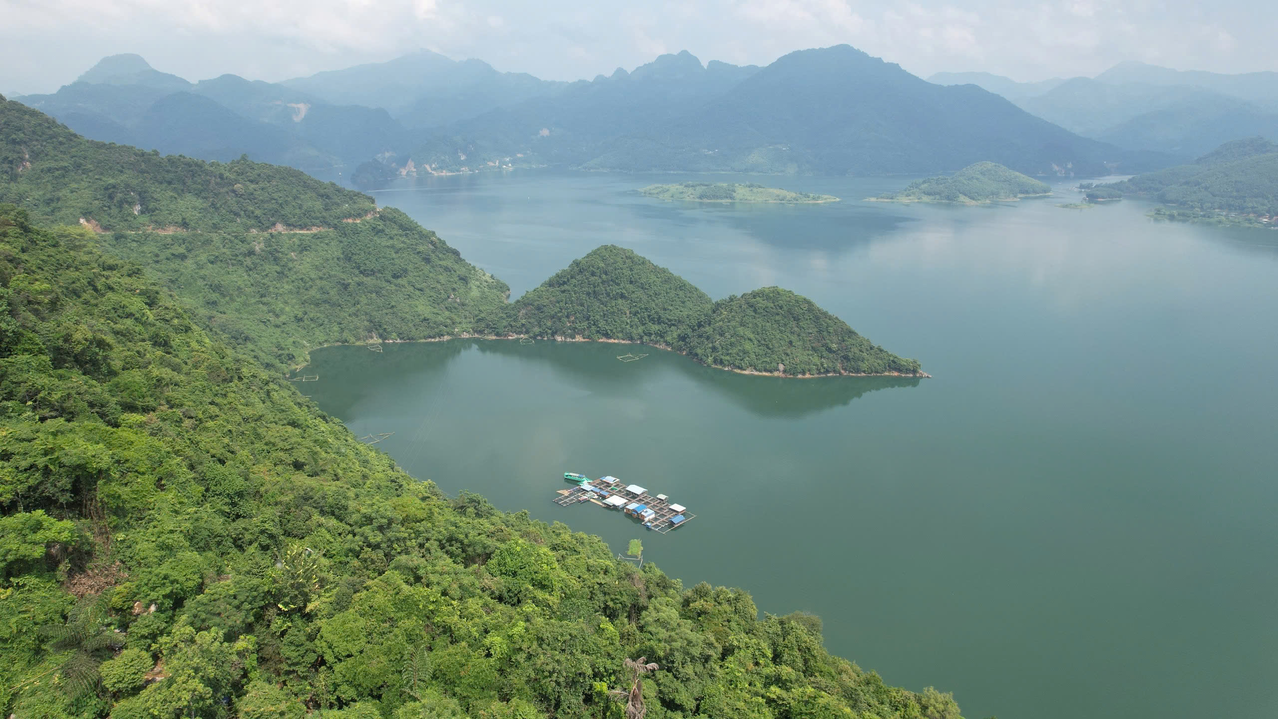 Hồ Mắt Rồng trong xanh màu ngọc bích (Nguồn: Mai Chau Hideaway Lake Resort) Hồ Mắt Rồng trong xanh màu ngọc bích (Nguồn: Mai Chau Hideaway Lake Resort)