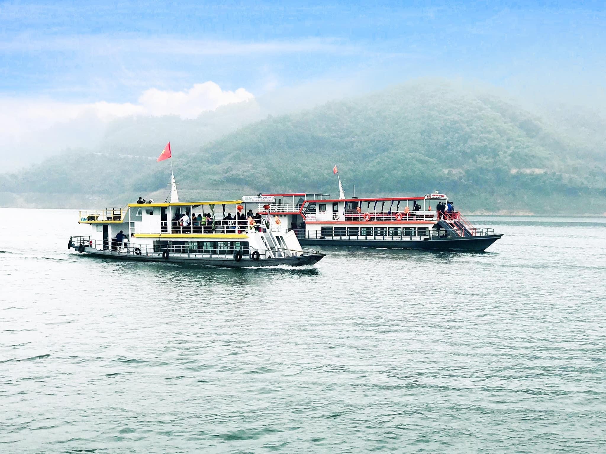 Đôi nét về vịnh Ngòi Hoa Đôi nét về vịnh Ngòi Hoa (Nguồn: Du lịch Tây Bắc) Đôi nét về vịnh Ngòi Hoa (Nguồn: Du lịch Tây Bắc) Vịnh Ngòi Hoa thuộc bản Ngòi Hoa, huyện Tân Lạc, tỉnh Hòa Bình là một địa danh nổi tiếng nằm trong lòng hồ Hòa Bình. Người dân bản địa từ lâu đã dùng những cái tên mỹ miều như hồ Hoa Tiên hay hồ Mắt Rồng để chỉ về vùng đất này. Thú vị hơn, thuở xa xưa, khi thiên nhiên còn hoang sơ, người dân nơi đây gọi cảnh quan Ngòi Hoa là “Bưa rậm”, thể hiện sự trù phú và đa dạng sinh thái của vùng đất này. Vịnh Ngòi Hoa sở hữu vẻ đẹp hoang sơ, hùng vĩ và thơ mộng. Nơi đây được bao bọc bởi các dãy núi đá vôi sừng sững, tạo nên những vách đá dựng đứng và những hang động kỳ bí cùng với nước hồ xanh biếc. Cảnh sắc thiên nhiên này đã tạo nên một bức tranh sơn thủy hữu tình, khiến du khách không khỏi say đắm. Vịnh Ngòi Hoa xứng đáng được ví như một “Hạ Long trên cạn”, một kiệt tác của thiên nhiên mà bất cứ ai cũng muốn một lần đặt chân đến. Xem thêm: Trang phục người Mường - Di sản văn hóa Mai Châu Hòa Bình Nên đến vịnh Ngòi Hoa vào mùa nào? Nên đến vịnh Ngòi Hoa vào mùa nào? Nên đến vịnh Ngòi Hoa vào mùa nào? Vịnh Ngòi Hoa, với vẻ đẹp hoang sơ và hùng vĩ, luôn là điểm đến hấp dẫn du khách. Tuy nhiên, để có một chuyến đi trọn vẹn và khám phá hết vẻ đẹp của nơi đây, việc lựa chọn thời điểm thích hợp là vô cùng quan trọng. Khí hậu tại Vịnh Ngòi Hoa chịu ảnh hưởng lớn bởi khí hậu chung của khu vực Tây Bắc, với bốn mùa rõ rệt. Tuy nhiên, do địa hình đặc biệt là một vịnh trên núi cao, nên khí hậu tại đây có phần mát mẻ hơn so với các khu vực khác. Thời điểm lý tưởng nhất để du lịch Vịnh Ngòi Hoa là từ tháng 2 đến tháng 8. Trong khoảng thời gian này, thời tiết ở đây khá dễ chịu, mát mẻ, ít mưa, rất thuận lợi cho các hoạt động ngoài trời như đi thuyền, câu cá, trekking... Đặc biệt, từ tháng 5 đến tháng 8, thời tiết nắng đẹp, hồ nước trong xanh, là thời điểm tuyệt vời để bạn tận hưởng cảm giác thư giãn, thoải mái bên bờ hồ. Ngược lại, từ tháng 9 đến tháng 1, khu vực này thường xuyên chịu ảnh hưởng của mưa bão, gây khó khăn cho việc di chuyển và tham quan. Vịnh Ngòi Hoa có gì? Mỗi khi ghé thăm mảnh đất Mai Châu thì vịnh Ngòi Hoa luôn là một trong những điểm đến được nhiều du khách quan tâm bởi những điều sau: Hồ Mắt Rồng Hồ Mắt Rồng trong xanh màu ngọc bích (Nguồn: Mai Chau Hideaway Lake Resort) Hồ Mắt Rồng trong xanh màu ngọc bích (Nguồn: Mai Chau Hideaway Lake Resort) Một trong những điểm nhấn của Vịnh Ngòi Hoa là hồ Mắt Rồng. Hồ nước trong xanh màu ngọc bích, được bao quanh bởi những vách đá vôi sừng sững, tạo nên một khung cảnh vô cùng hùng vĩ. Người dân bản địa truyền tai nhau rằng, hồ Mắt Rồng chính là nơi các cô sơn nữ thường tụ họp để tắm mát. Vào những buổi chiều tà, khi ánh nắng chiếu xuống mặt hồ, tạo nên những vệt sáng lung linh, khung cảnh nơi đây càng trở nên huyền ảo, tạo nên một bức tranh thiên nhiên có một không hai. Động Hoa Tiên Bên cạnh hồ Mắt Rồng, động Hoa Tiên cũng là một điểm đến không thể bỏ qua khi đến Vịnh Ngòi Hoa. Động có cấu trúc hang động tự nhiên với những khối thạch nhũ kỳ lạ, được chiếu sáng bởi hệ thống đèn màu. Khi ánh đèn chiếu vào, những khối thạch nhũ lung linh như những viên ngọc quý, tạo nên một không gian huyền ảo, lung linh hấp dẫn ánh nhìn và kích thích trí tưởng tượng của mọi du khách. Bản Ngòi Bản Ngòi với không gian yên bình, mộc mạc (Nguồn: Môi trường du lịch) Bản Ngòi với không gian yên bình, mộc mạc (Nguồn: Môi trường du lịch) Bản Ngòi Hoa, với hơn 80 hộ gia đình người Mường sinh sống, là một bức tranh thu nhỏ về cuộc sống làng quê Việt Nam. Những ngôi nhà sàn truyền thống ẩn mình giữa những rặng tre xanh, tạo nên một không gian yên bình và mộc mạc. Người dân nơi đây chủ yếu sống bằng nghề nông, trồng trọt các loại cây như keo, tre, bương. Vườn cây trái trĩu quả với dưa, đu đủ, chuối... không chỉ cung cấp thực phẩm cho gia đình mà còn tô điểm thêm vẻ đẹp nên thơ cho bản làng. Cuộc sống của người Mường gắn liền với những lễ hội truyền thống, những điệu xòe, những làn điệu dân ca, tạo nên một nét văn hóa đặc sắc, độc đáo. Công viên nước nổi Hòa Bình Công viên nước nổi Hòa Bình được xây dựng với mục tiêu mang đến cho du khách một không gian giải trí độc đáo và sôi động ngay giữa lòng hồ Hòa Bình. Với 34 cụm trò chơi kết cấu phao nổi đa dạng, công viên như một mê cung thu nhỏ trên mặt nước, hứa hẹn mang đến những giây phút thư giãn và thích thú cho mọi lứa tuổi. Không chỉ vậy, công viên còn là địa điểm lý tưởng để tổ chức các hoạt động team building, các buổi tiệc ngoài trời, giúp gắn kết mọi người lại với nhau. Với vẻ đẹp hoang sơ của hồ Hòa Bình làm nền, công viên nước nổi chắc chắn sẽ là điểm đến hấp dẫn không thể bỏ qua trong chuyến hành trình khám phá Hòa Bình của bạn. Những hoạt động trải nghiệm thú vị tại vịnh Ngòi Hoa Những hoạt động trải nghiệm thú vị tại vịnh Ngòi Hoa Những hoạt động trải nghiệm thú vị tại vịnh Ngòi Hoa Vịnh Ngòi Hoa không chỉ là một bức tranh thiên nhiên tuyệt đẹp mà còn là một điểm đến lý tưởng để du khách có thể trải nghiệm những hoạt động thú vị như: Khám phá hang động bí ẩn: Một trong những hoạt động hấp dẫn du khách khi đến Vịnh Ngòi Hoa chính là khám phá các hang động kỳ bí. Khi tới với động Hoa Tiên tại vịnh Ngòi Hoa, bạn có thể thỏa sức khám phá những hang động này, chiêm ngưỡng vẻ đẹp của thiên nhiên và tìm hiểu về sự hình thành của các khối thạch nhũ. Trải nghiệm các hoạt động trên hồ: Tại vịnh, bạn có thể thuê thuyền kayak để tự do khám phá những hòn đảo nhỏ, những vách đá dựng đứng. Cảm giác được chèo thuyền trên mặt hồ, ngắm nhìn khung cảnh thiên nhiên tuyệt đẹp chắc chắn sẽ là một trải nghiệm khó quên. Ngoài ra, bạn còn có thể tham gia các hoạt động như bơi lội, câu cá để thư giãn và tận hưởng không khí trong lành. Thưởng thức ẩm thực đặc sản Ẩm thực là một phần không thể thiếu trong bất kỳ chuyến đi nào. Đến Vịnh Ngòi Hoa, bạn nên dành thời gian thưởng thức những món ăn đặc sản của người Mường như cá suối nướng, gà nướng, thịt lợn mán quay, các loại rau rừng…. Các món ăn được chế biến từ những nguyên liệu tươi ngon, mang đậm hương vị núi rừng. Tham gia chương trình văn hóa: Vào các dịp lễ, tết, người dân bản địa thường tổ chức các chương trình văn hóa nghệ thuật đặc sắc. Bạn có thể tham gia các hoạt trình này để tìm hiểu về văn hóa, phong tục tập quán của người Mường. Các điệu múa, bài hát dân ca truyền thống sẽ mang đến cho bạn những trải nghiệm vô cùng thú vị.dng đến cho bạn những trải nghiệm vô cùng thú vị. Xem thêm: Lễ hội Mai Châu: Sắc màu văn hóa Tây Bắc Những câu hỏi bạn có thể quan tâm khi du lịch Vịnh Ngòi Hoa Trước khi tới vịnh Ngòi Hoa, chắc hẳn bạn sẽ có rất nhiều câu hỏi thắc mắc về địa danh này. Dưới đây là một số câu hỏi chúng tôi tổng hợp được mà có thể bạn quan tâm: Có thể đi bằng phương tiện nào tới vịnh Ngòi Hoa? Có thể đi bằng phương tiện nào tới vịnh Ngòi Hoa? (Nguồn: Willgo) Đôi nét về vịnh Ngòi Hoa Đôi nét về vịnh Ngòi Hoa (Nguồn: Du lịch Tây Bắc) Đôi nét về vịnh Ngòi Hoa (Nguồn: Du lịch Tây Bắc) Vịnh Ngòi Hoa thuộc bản Ngòi Hoa, huyện Tân Lạc, tỉnh Hòa Bình là một địa danh nổi tiếng nằm trong lòng hồ Hòa Bình. Người dân bản địa từ lâu đã dùng những cái tên mỹ miều như hồ Hoa Tiên hay hồ Mắt Rồng để chỉ về vùng đất này. Thú vị hơn, thuở xa xưa, khi thiên nhiên còn hoang sơ, người dân nơi đây gọi cảnh quan Ngòi Hoa là “Bưa rậm”, thể hiện sự trù phú và đa dạng sinh thái của vùng đất này. Vịnh Ngòi Hoa sở hữu vẻ đẹp hoang sơ, hùng vĩ và thơ mộng. Nơi đây được bao bọc bởi các dãy núi đá vôi sừng sững, tạo nên những vách đá dựng đứng và những hang động kỳ bí cùng với nước hồ xanh biếc. Cảnh sắc thiên nhiên này đã tạo nên một bức tranh sơn thủy hữu tình, khiến du khách không khỏi say đắm. Vịnh Ngòi Hoa xứng đáng được ví như một “Hạ Long trên cạn”, một kiệt tác của thiên nhiên mà bất cứ ai cũng muốn một lần đặt chân đến. Xem thêm: Trang phục người Mường - Di sản văn hóa Mai Châu Hòa Bình Nên đến vịnh Ngòi Hoa vào mùa nào? Nên đến vịnh Ngòi Hoa vào mùa nào? Nên đến vịnh Ngòi Hoa vào mùa nào? Vịnh Ngòi Hoa, với vẻ đẹp hoang sơ và hùng vĩ, luôn là điểm đến hấp dẫn du khách. Tuy nhiên, để có một chuyến đi trọn vẹn và khám phá hết vẻ đẹp của nơi đây, việc lựa chọn thời điểm thích hợp là vô cùng quan trọng. Khí hậu tại Vịnh Ngòi Hoa chịu ảnh hưởng lớn bởi khí hậu chung của khu vực Tây Bắc, với bốn mùa rõ rệt. Tuy nhiên, do địa hình đặc biệt là một vịnh trên núi cao, nên khí hậu tại đây có phần mát mẻ hơn so với các khu vực khác. Thời điểm lý tưởng nhất để du lịch Vịnh Ngòi Hoa là từ tháng 2 đến tháng 8. Trong khoảng thời gian này, thời tiết ở đây khá dễ chịu, mát mẻ, ít mưa, rất thuận lợi cho các hoạt động ngoài trời như đi thuyền, câu cá, trekking... Đặc biệt, từ tháng 5 đến tháng 8, thời tiết nắng đẹp, hồ nước trong xanh, là thời điểm tuyệt vời để bạn tận hưởng cảm giác thư giãn, thoải mái bên bờ hồ. Ngược lại, từ tháng 9 đến tháng 1, khu vực này thường xuyên chịu ảnh hưởng của mưa bão, gây khó khăn cho việc di chuyển và tham quan. Vịnh Ngòi Hoa có gì? Mỗi khi ghé thăm mảnh đất Mai Châu thì vịnh Ngòi Hoa luôn là một trong những điểm đến được nhiều du khách quan tâm bởi những điều sau: Hồ Mắt Rồng Hồ Mắt Rồng trong xanh màu ngọc bích (Nguồn: Mai Chau Hideaway Lake Resort) Hồ Mắt Rồng trong xanh màu ngọc bích (Nguồn: Mai Chau Hideaway Lake Resort) Một trong những điểm nhấn của Vịnh Ngòi Hoa là hồ Mắt Rồng. Hồ nước trong xanh màu ngọc bích, được bao quanh bởi những vách đá vôi sừng sững, tạo nên một khung cảnh vô cùng hùng vĩ. Người dân bản địa truyền tai nhau rằng, hồ Mắt Rồng chính là nơi các cô sơn nữ thường tụ họp để tắm mát. Vào những buổi chiều tà, khi ánh nắng chiếu xuống mặt hồ, tạo nên những vệt sáng lung linh, khung cảnh nơi đây càng trở nên huyền ảo, tạo nên một bức tranh thiên nhiên có một không hai. Động Hoa Tiên Bên cạnh hồ Mắt Rồng, động Hoa Tiên cũng là một điểm đến không thể bỏ qua khi đến Vịnh Ngòi Hoa. Động có cấu trúc hang động tự nhiên với những khối thạch nhũ kỳ lạ, được chiếu sáng bởi hệ thống đèn màu. Khi ánh đèn chiếu vào, những khối thạch nhũ lung linh như những viên ngọc quý, tạo nên một không gian huyền ảo, lung linh hấp dẫn ánh nhìn và kích thích trí tưởng tượng của mọi du khách. Bản Ngòi Bản Ngòi với không gian yên bình, mộc mạc (Nguồn: Môi trường du lịch) Bản Ngòi với không gian yên bình, mộc mạc (Nguồn: Môi trường du lịch) Bản Ngòi Hoa, với hơn 80 hộ gia đình người Mường sinh sống, là một bức tranh thu nhỏ về cuộc sống làng quê Việt Nam. Những ngôi nhà sàn truyền thống ẩn mình giữa những rặng tre xanh, tạo nên một không gian yên bình và mộc mạc. Người dân nơi đây chủ yếu sống bằng nghề nông, trồng trọt các loại cây như keo, tre, bương. Vườn cây trái trĩu quả với dưa, đu đủ, chuối... không chỉ cung cấp thực phẩm cho gia đình mà còn tô điểm thêm vẻ đẹp nên thơ cho bản làng. Cuộc sống của người Mường gắn liền với những lễ hội truyền thống, những điệu xòe, những làn điệu dân ca, tạo nên một nét văn hóa đặc sắc, độc đáo. Công viên nước nổi Hòa Bình Công viên nước nổi Hòa Bình được xây dựng với mục tiêu mang đến cho du khách một không gian giải trí độc đáo và sôi động ngay giữa lòng hồ Hòa Bình. Với 34 cụm trò chơi kết cấu phao nổi đa dạng, công viên như một mê cung thu nhỏ trên mặt nước, hứa hẹn mang đến những giây phút thư giãn và thích thú cho mọi lứa tuổi. Không chỉ vậy, công viên còn là địa điểm lý tưởng để tổ chức các hoạt động team building, các buổi tiệc ngoài trời, giúp gắn kết mọi người lại với nhau. Với vẻ đẹp hoang sơ của hồ Hòa Bình làm nền, công viên nước nổi chắc chắn sẽ là điểm đến hấp dẫn không thể bỏ qua trong chuyến hành trình khám phá Hòa Bình của bạn. Những hoạt động trải nghiệm thú vị tại vịnh Ngòi Hoa Những hoạt động trải nghiệm thú vị tại vịnh Ngòi Hoa Những hoạt động trải nghiệm thú vị tại vịnh Ngòi Hoa Vịnh Ngòi Hoa không chỉ là một bức tranh thiên nhiên tuyệt đẹp mà còn là một điểm đến lý tưởng để du khách có thể trải nghiệm những hoạt động thú vị như: Khám phá hang động bí ẩn: Một trong những hoạt động hấp dẫn du khách khi đến Vịnh Ngòi Hoa chính là khám phá các hang động kỳ bí. Khi tới với động Hoa Tiên tại vịnh Ngòi Hoa, bạn có thể thỏa sức khám phá những hang động này, chiêm ngưỡng vẻ đẹp của thiên nhiên và tìm hiểu về sự hình thành của các khối thạch nhũ. Trải nghiệm các hoạt động trên hồ: Tại vịnh, bạn có thể thuê thuyền kayak để tự do khám phá những hòn đảo nhỏ, những vách đá dựng đứng. Cảm giác được chèo thuyền trên mặt hồ, ngắm nhìn khung cảnh thiên nhiên tuyệt đẹp chắc chắn sẽ là một trải nghiệm khó quên. Ngoài ra, bạn còn có thể tham gia các hoạt động như bơi lội, câu cá để thư giãn và tận hưởng không khí trong lành. Thưởng thức ẩm thực đặc sản Ẩm thực là một phần không thể thiếu trong bất kỳ chuyến đi nào. Đến Vịnh Ngòi Hoa, bạn nên dành thời gian thưởng thức những món ăn đặc sản của người Mường như cá suối nướng, gà nướng, thịt lợn mán quay, các loại rau rừng…. Các món ăn được chế biến từ những nguyên liệu tươi ngon, mang đậm hương vị núi rừng. Tham gia chương trình văn hóa: Vào các dịp lễ, tết, người dân bản địa thường tổ chức các chương trình văn hóa nghệ thuật đặc sắc. Bạn có thể tham gia các hoạt trình này để tìm hiểu về văn hóa, phong tục tập quán của người Mường. Các điệu múa, bài hát dân ca truyền thống sẽ mang đến cho bạn những trải nghiệm vô cùng thú vị.dng đến cho bạn những trải nghiệm vô cùng thú vị. Xem thêm: Lễ hội Mai Châu: Sắc màu văn hóa Tây Bắc Những câu hỏi bạn có thể quan tâm khi du lịch Vịnh Ngòi Hoa Trước khi tới vịnh Ngòi Hoa, chắc hẳn bạn sẽ có rất nhiều câu hỏi thắc mắc về địa danh này. Dưới đây là một số câu hỏi chúng tôi tổng hợp được mà có thể bạn quan tâm: Có thể đi bằng phương tiện nào tới vịnh Ngòi Hoa? Có thể đi bằng phương tiện nào tới vịnh Ngòi Hoa? (Nguồn: Willgo)