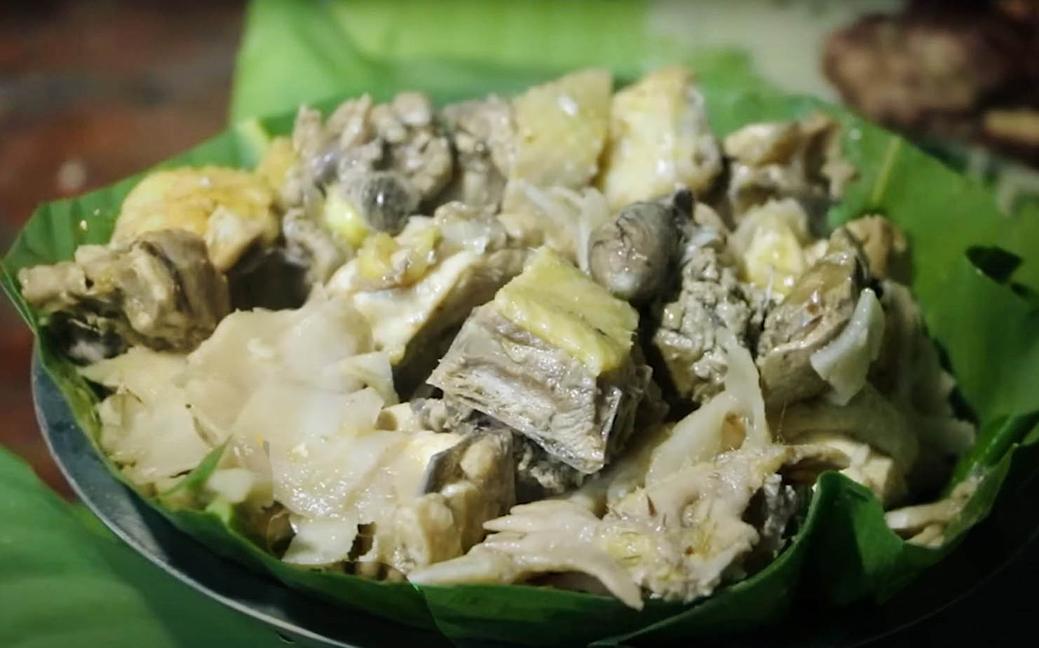 Gà đồi nấu măng chua, hạt dổi 