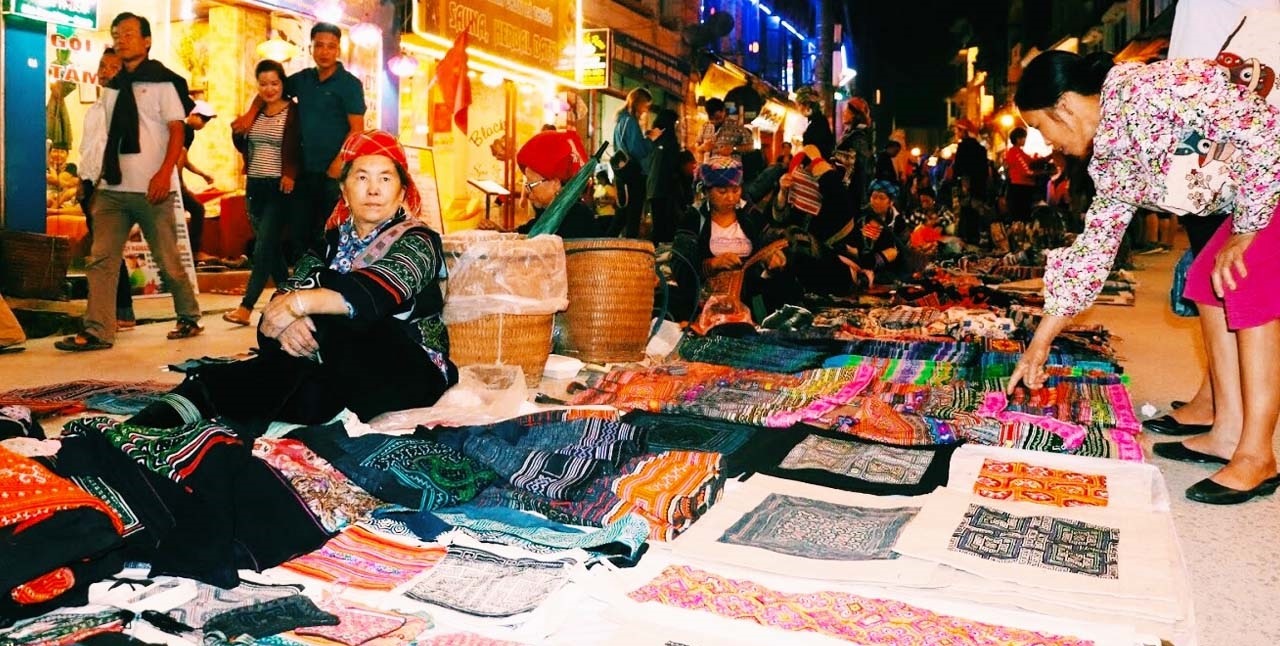 Các gian hàng đầy màu sắc và đậm chất bản địa (Nguồn: SinhTour) Các gian hàng đầy màu sắc và đậm chất bản địa (Nguồn: SinhTour)