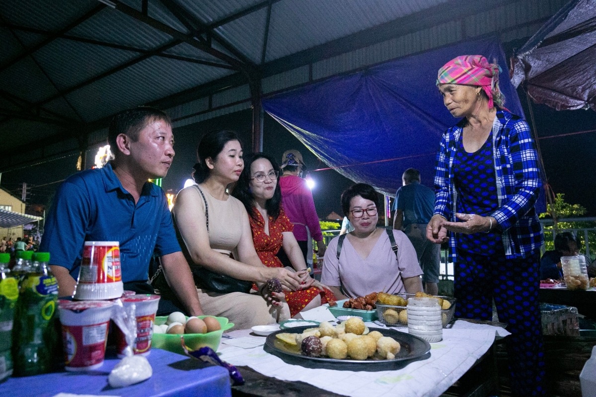 Kinh nghiệm tham quan chợ đêm Pà Cò (Nguồn: VOV) Kinh nghiệm tham quan chợ đêm Pà Cò (Nguồn: VOV)
