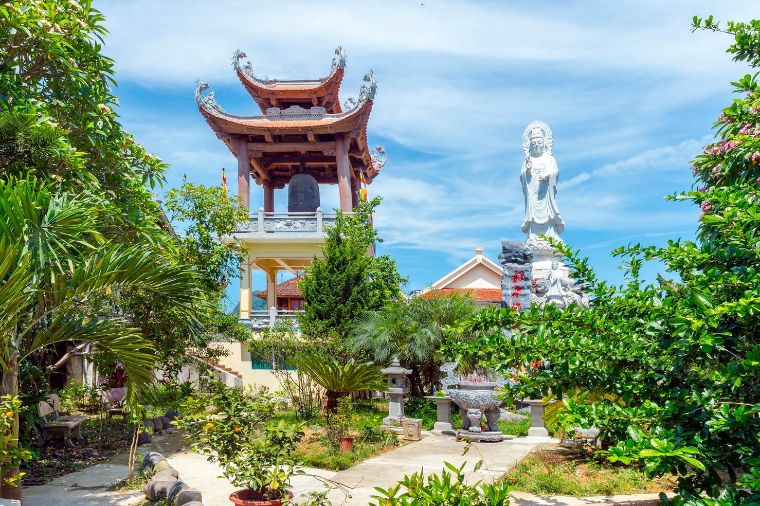 Chùa nổi tiếng với quả đại hồng chung và đài Bồ tát Quan Thế Âm lộ thiên (Nguồn: Chùa Việt Toàn Cầu) Chùa nổi tiếng với quả đại hồng chung và đài Bồ tát Quan Thế Âm lộ thiên (Nguồn: Chùa Việt Toàn Cầu)