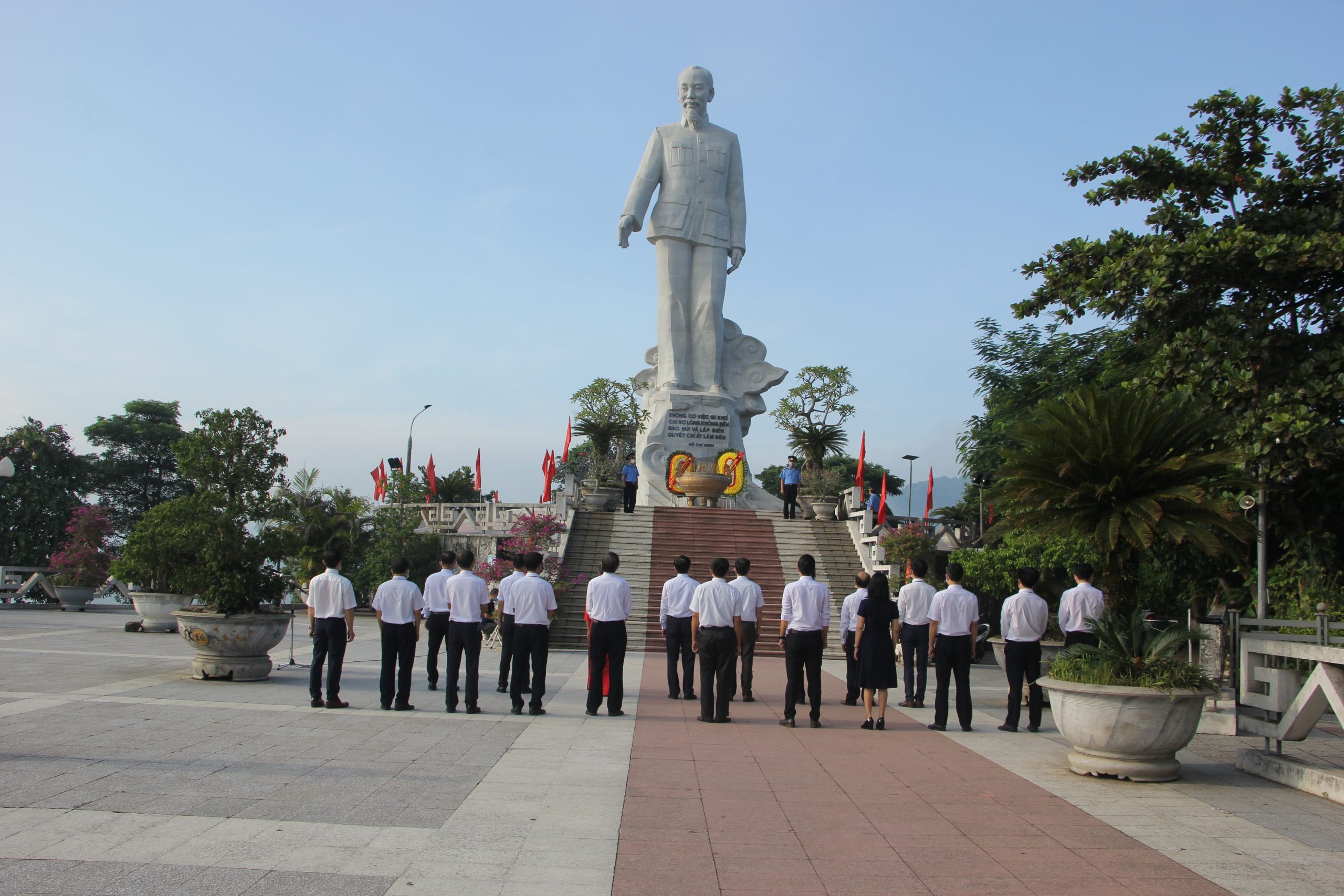 Tượng đài Bác Hồ đứng hiên ngang trên đỉnh đồi ông Tượng (Nguồn: Công ty Thủy điện Hòa Bình) Tượng đài Bác Hồ đứng hiên ngang trên đỉnh đồi ông Tượng (Nguồn: Công ty Thủy điện Hòa Bình)