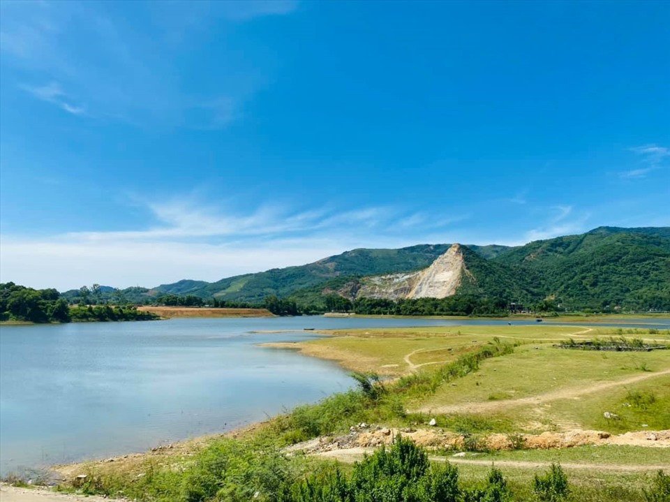 Cảnh đẹp tại Hồ Đông Chanh (Nguồn: Camping Đồng Chanh) Cảnh đẹp tại Hồ Đông Chanh (Nguồn: Camping Đồng Chanh)