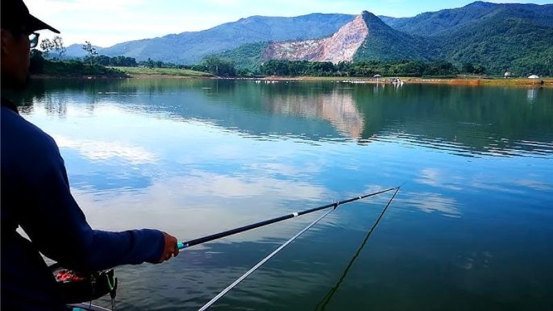 Câu cá bên bờ Hồ (Nguồn: Lê Lan Hương) Câu cá bên bờ Hồ (Nguồn: Lê Lan Hương)
