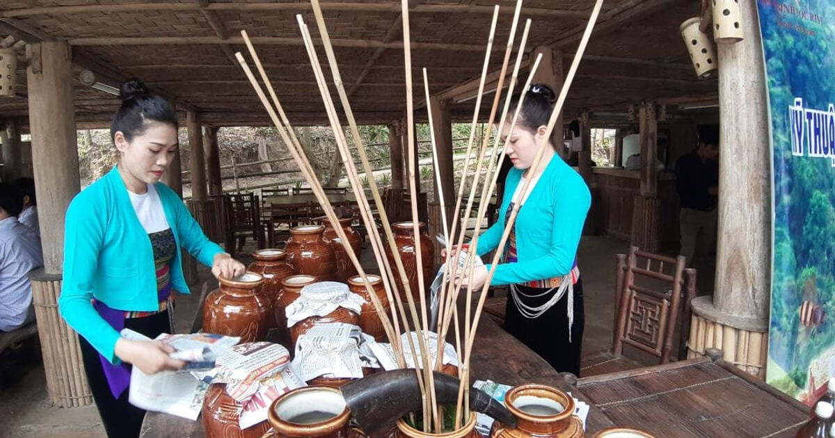 Rượu cần Mường Vang (Nguồn: Đại Đoàn Kết) Rượu cần Mường Vang (Nguồn: Đại Đoàn Kết)