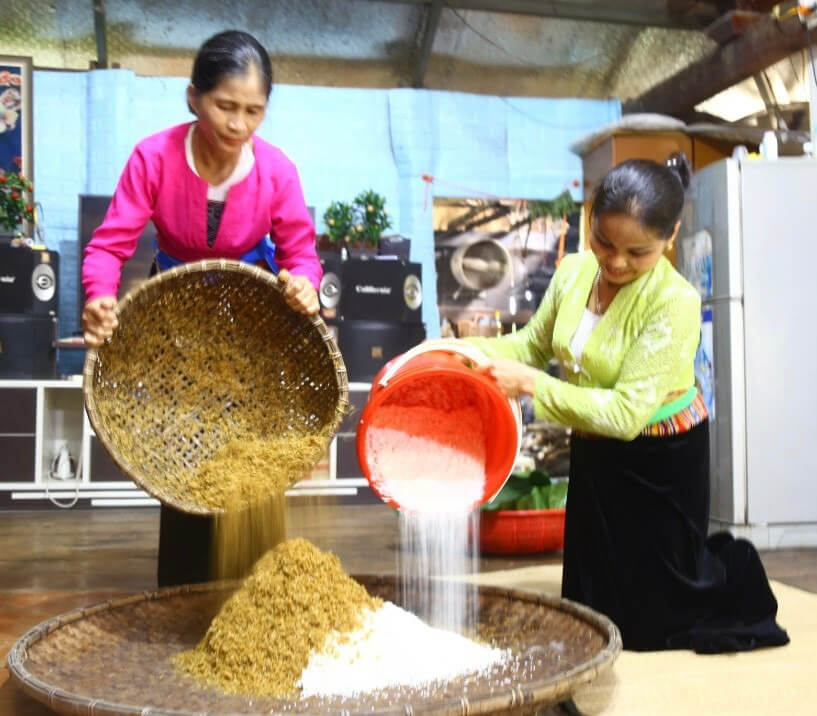 Pha trộn các nguyên liệu làm rượu (Nguồn: Du lịch Hòa Bình) Pha trộn các nguyên liệu làm rượu (Nguồn: Du lịch Hòa Bình)