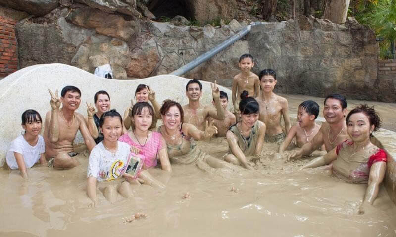 Trải nghiệm tắm bùn khoáng tại suối nước nóng Kim Bôi (Nguồn: hoabinhtourism.vn) Trải nghiệm tắm bùn khoáng tại suối nước nóng Kim Bôi (Nguồn: hoabinhtourism.vn)