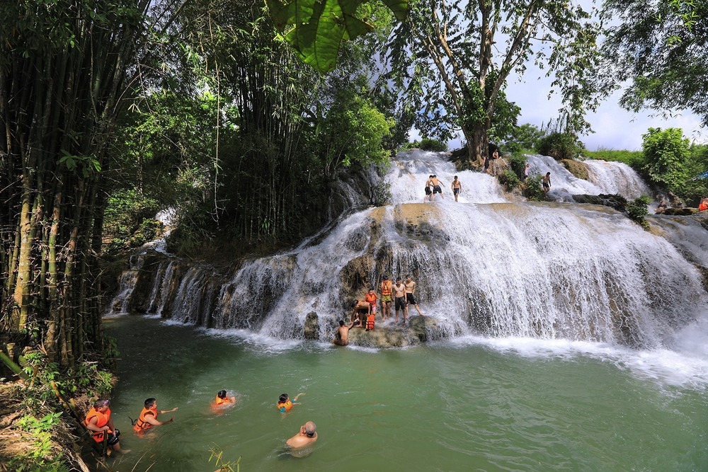 Thác Trăng Tân Lạc Hòa Bình nổi tiếng với 5 tầng thác (Nguồn: VietnamPlus) Thác Trăng Tân Lạc Hòa Bình nổi tiếng với 5 tầng thác (Nguồn: VietnamPlus)