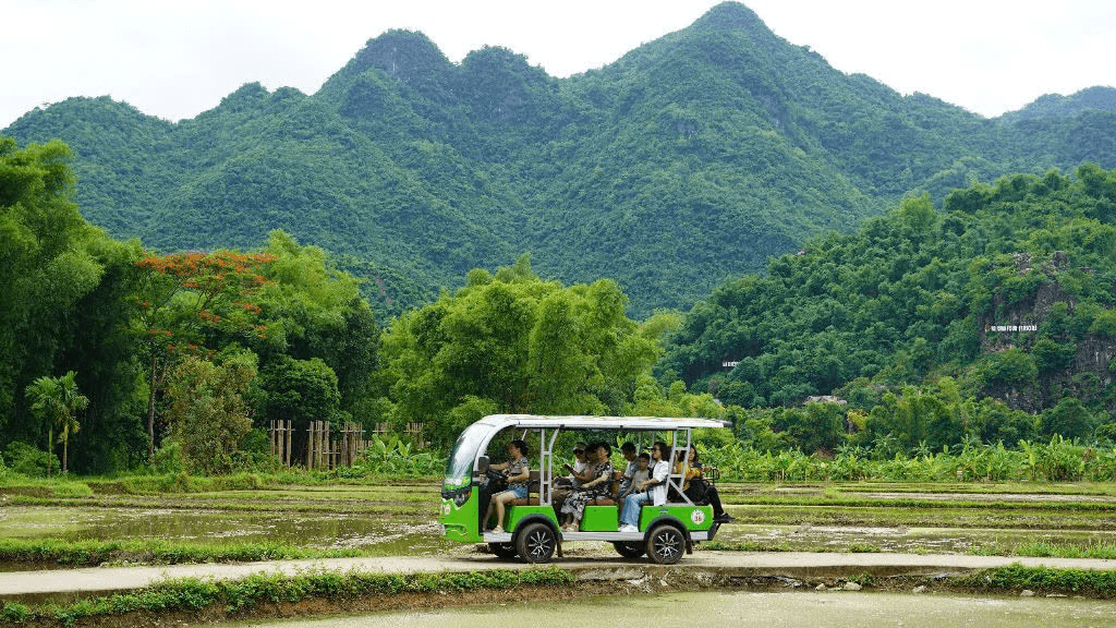 Du khách du lịch bản Lác vào hè Du khách du lịch bản Lác vào hè