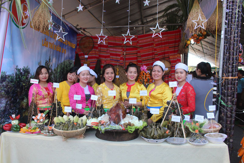 Trải nghiệm ẩm thực Mường tại lễ hội Cam Cao Phong Hòa Bình (Nguồn: Báo Hòa Bình) Trải nghiệm ẩm thực Mường tại lễ hội Cam Cao Phong Hòa Bình (Nguồn: Báo Hòa Bình)