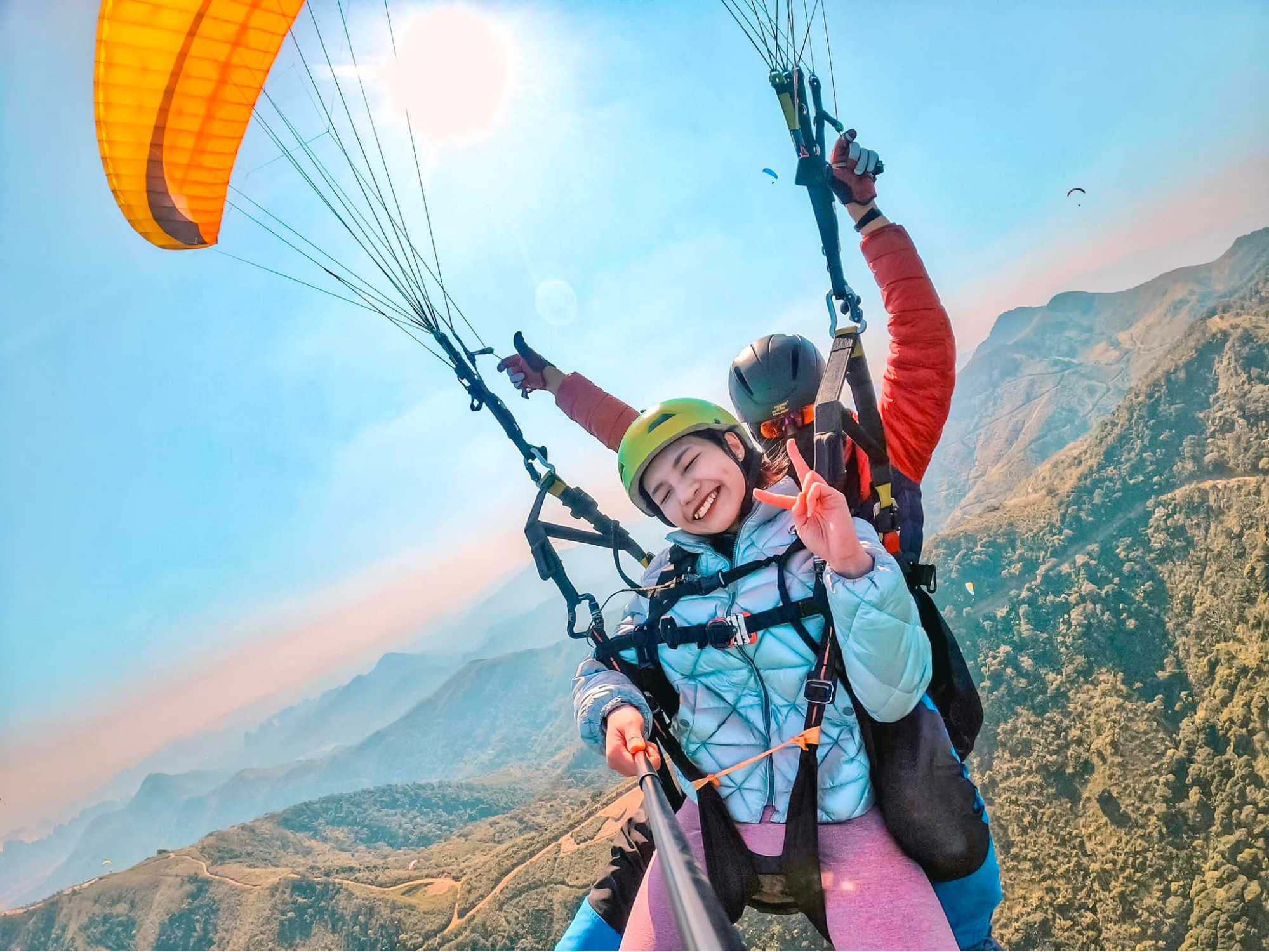 Trải nghiệm nhảy dù lượn trên đồi Bù (Nguồn: Vivu5sao) Trải nghiệm nhảy dù lượn trên đồi Bù (Nguồn: Vivu5sao)
