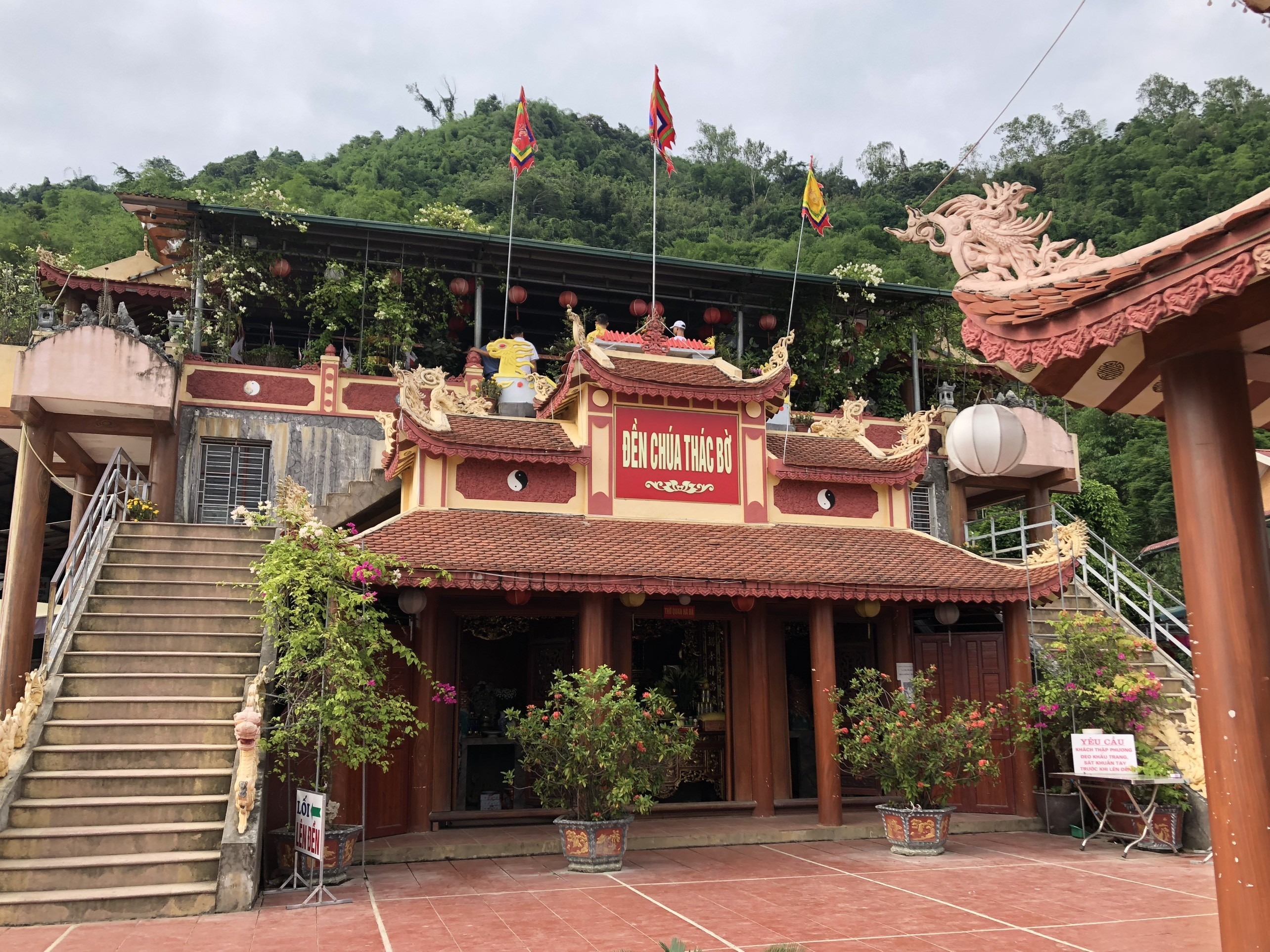 Đền Bà Chúa Thác Bờ cổ kính (Nguồn: Luckytour) Đền Bà Chúa Thác Bờ cổ kính (Nguồn: Luckytour)