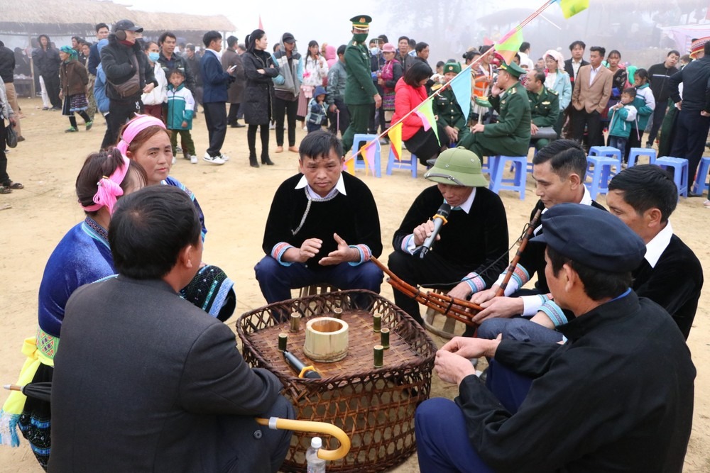 Hình ảnh người dân ngồi trò chuyện bên nhau (Nguồn: Thông tấn xã Việt Nam) Hình ảnh người dân ngồi trò chuyện bên nhau (Nguồn: Thông tấn xã Việt Nam)