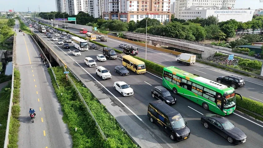 Di chuyển trên Quốc lộ 6 Mai Châu bằng xe khách