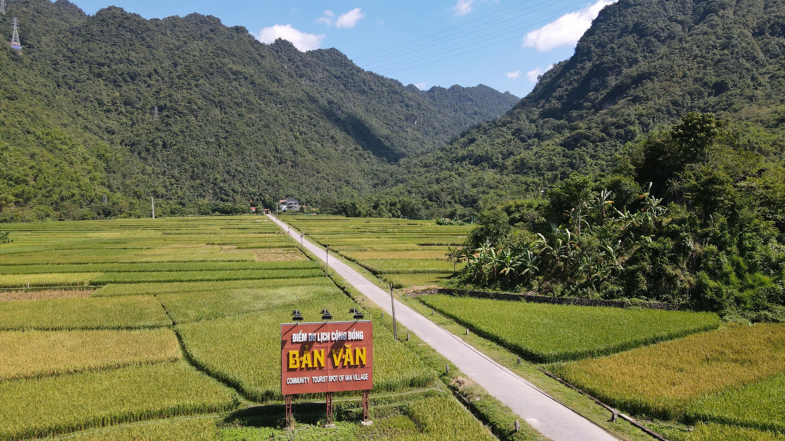 Du lịch Tây Bắc tháng 3 là hành trình khám phá những cánh rừng hoa ban trắng muốt, những thung lũng hoa mận, hoa đào rực rỡ giữa tiết trời xuân trong lành. Du lịch Tây Bắc tháng 3 là hành trình khám phá những cánh rừng hoa ban trắng muốt, những thung lũng hoa mận, hoa đào rực rỡ giữa tiết trời xuân trong lành.
