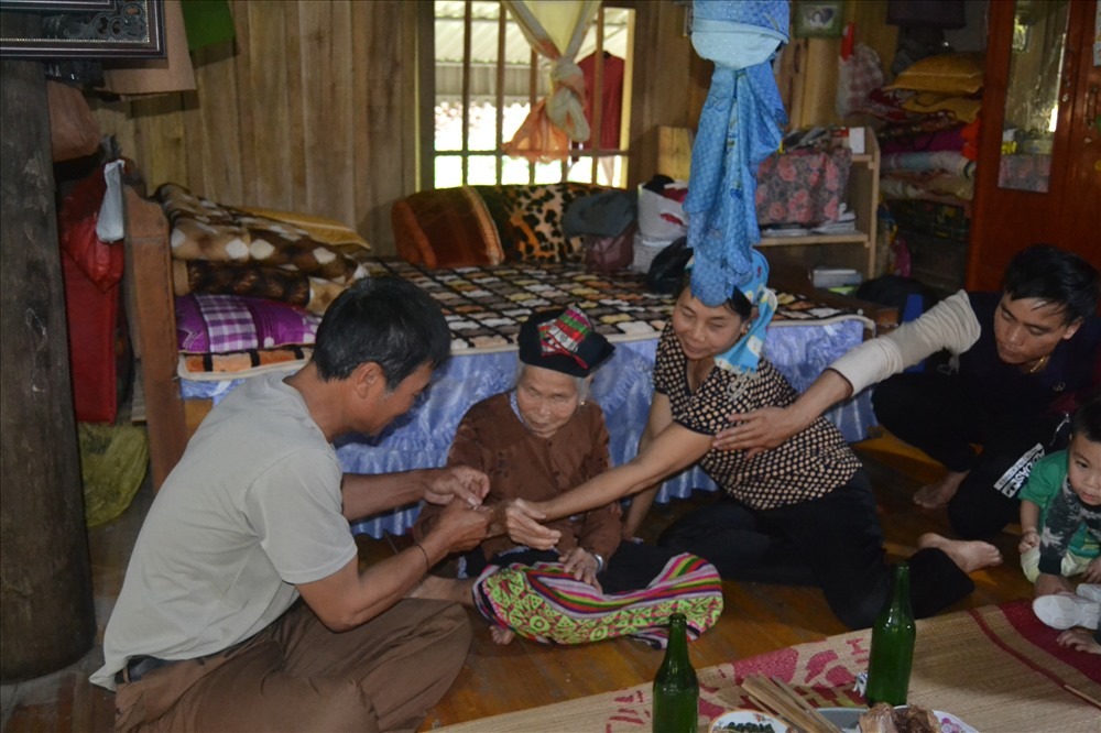 Thầy mo hoặc người lớn tuổi sẽ tiến hành nghi lễ làm vía dân tộc Thái (Nguồn: Báo Lao động) Thầy mo hoặc người lớn tuổi sẽ tiến hành nghi lễ làm vía dân tộc Thái (Nguồn: Báo Lao động)