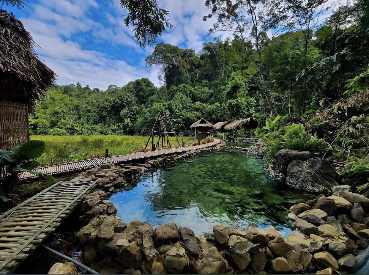 Suối nước nóng Bò Ấm (Nguồn: Nhà đẹp Thủ đô) Suối nước nóng Bò Ấm (Nguồn: Nhà đẹp Thủ đô)